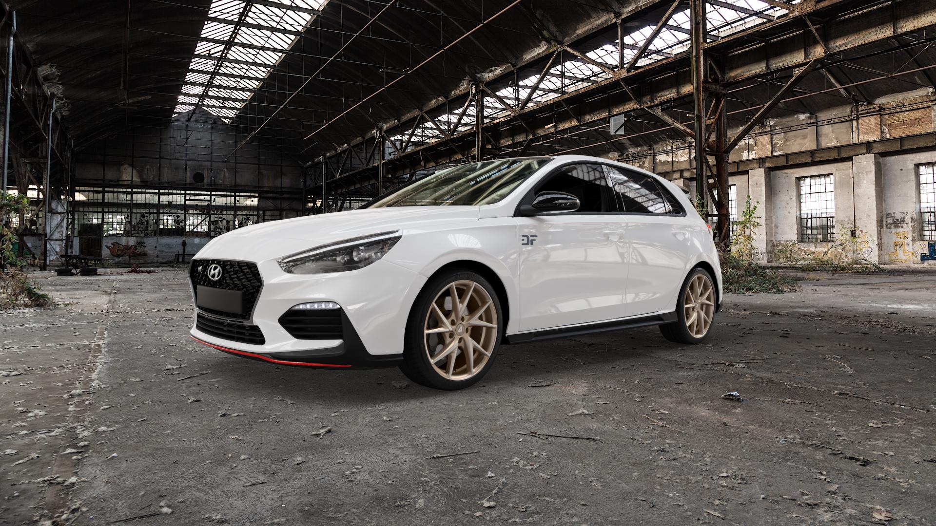 ALUTEC ADX.01 metallic-bronze frontpoliert Felge mit Reifen silber in 18Zoll Winterfelge Alufelge auf weissem Hyundai i30 Typ PDE 2,0l T-GDI 184kW N (250 PS) 202kW Performance (275 ⬇️ mit 15mm Tieferlegung ⬇️ Old Industrial Hall_max5000mm_2022 Frontansicht_1