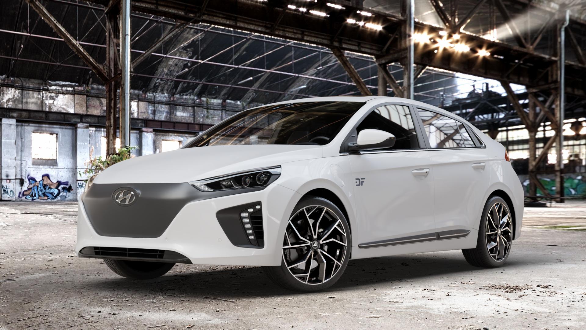 ALUTEC ADX.02 diamant-schwarz frontpoliert Felge mit Reifen silber in 18Zoll Winterfelge Alufelge auf weissem Hyundai Ioniq Typ AE ⬇️ mit 15mm Tieferlegung ⬇️ Old Industrial Hall_max_4400mm_2024 Frontansicht_1
