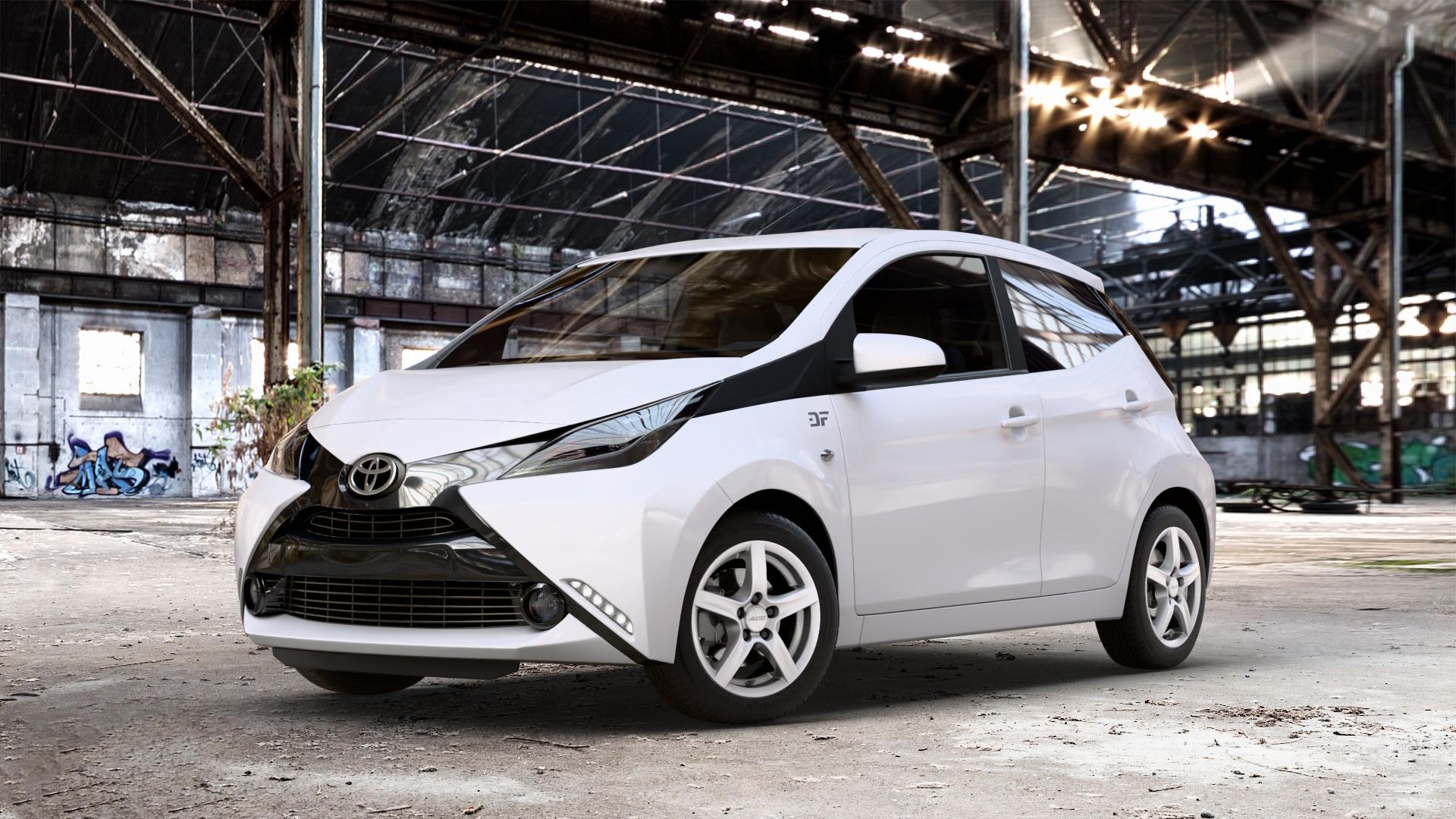 ALUTEC Grip polar-silber Felge mit Reifen in 14Zoll Winterfelge Alufelge auf weissem Toyota Aygo II 1,0l 51kW (69 PS) ⬇️ mit 15mm Tieferlegung ⬇️ Old Industrial Hall_max_4400mm_2024 Frontansicht_1