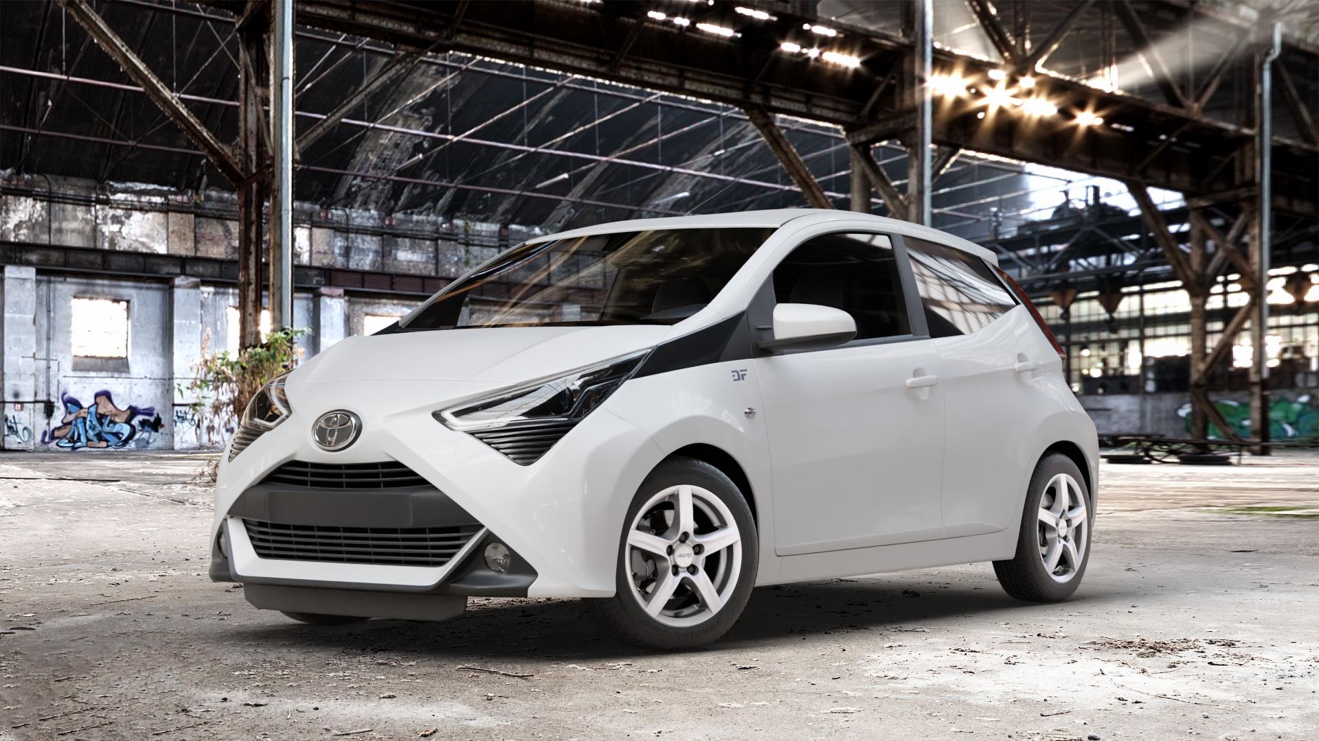 ALUTEC Grip polar-silber Felge mit Reifen in 14Zoll Winterfelge Alufelge auf weissem Toyota Aygo II Facelift ⬇️ mit 15mm Tieferlegung ⬇️ Old Industrial Hall_max_4400mm_2024 Frontansicht_1
