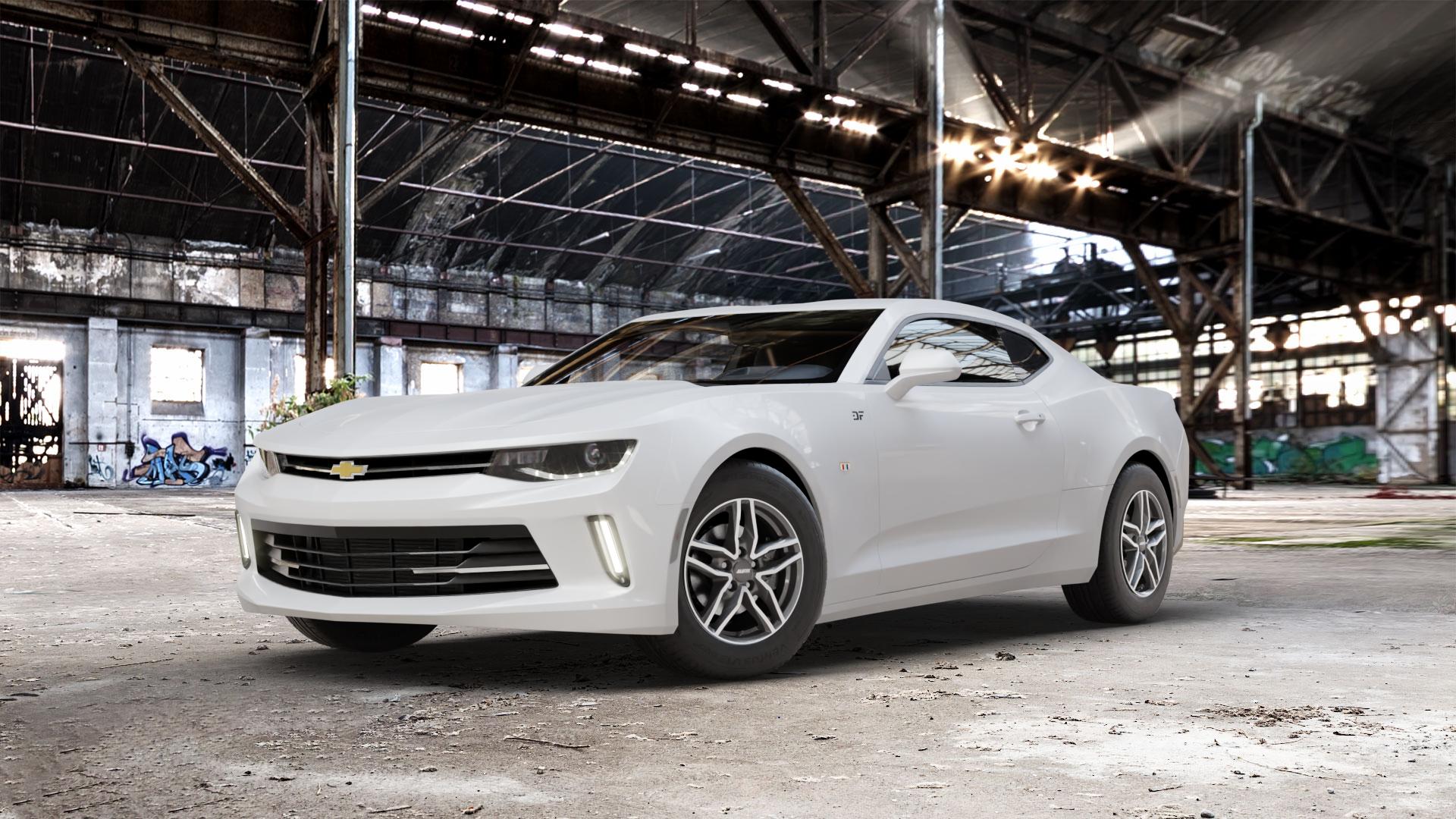 ALUTEC Ikenu graphit frontpoliert Felge mit Reifen grau silber mehrfarbig in 16Zoll Winterfelge Alufelge auf weissem Chevrolet Camaro VI Typ A1XC 2,0l Turbo 202kW (275 PS) 6,2l ZL1 485kW (659 ⬇️ mit 15mm Tieferlegung ⬇️ Old Industrial Hall_max_5300mm_2024 Frontansicht_1