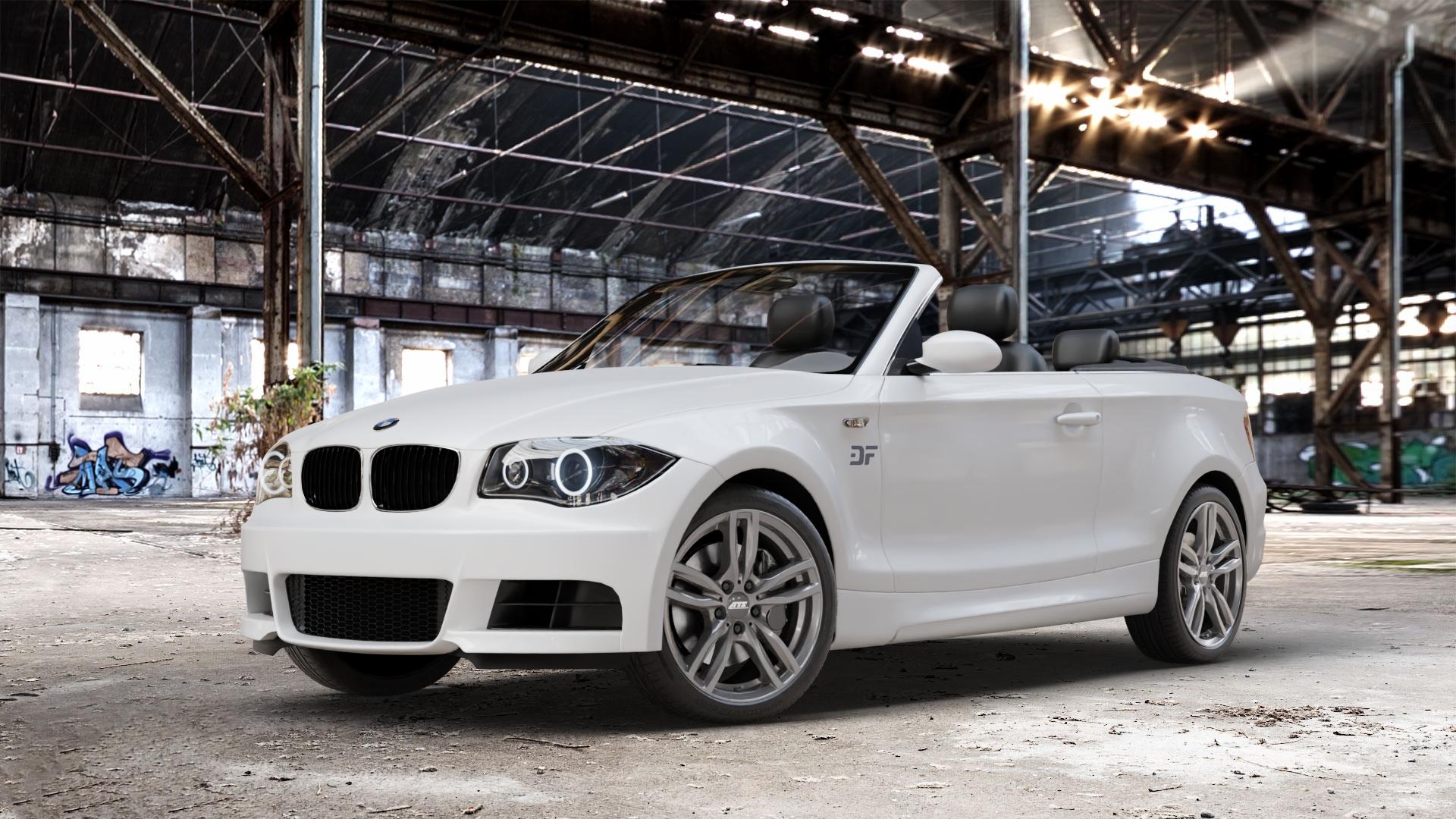 ATS Evolution dark-grey Felge mit Reifen grau in 18Zoll Winterfelge Alufelge auf weissem BMW 118i Typ E88 (Cabriolet) 120d 120i 125i 135i 123d 118d 1er Cabrio (182, 1C) ⬇️ mit 15mm Tieferlegung ⬇️ Old Industrial Hall_max_4400mm_2024 Frontansicht_1