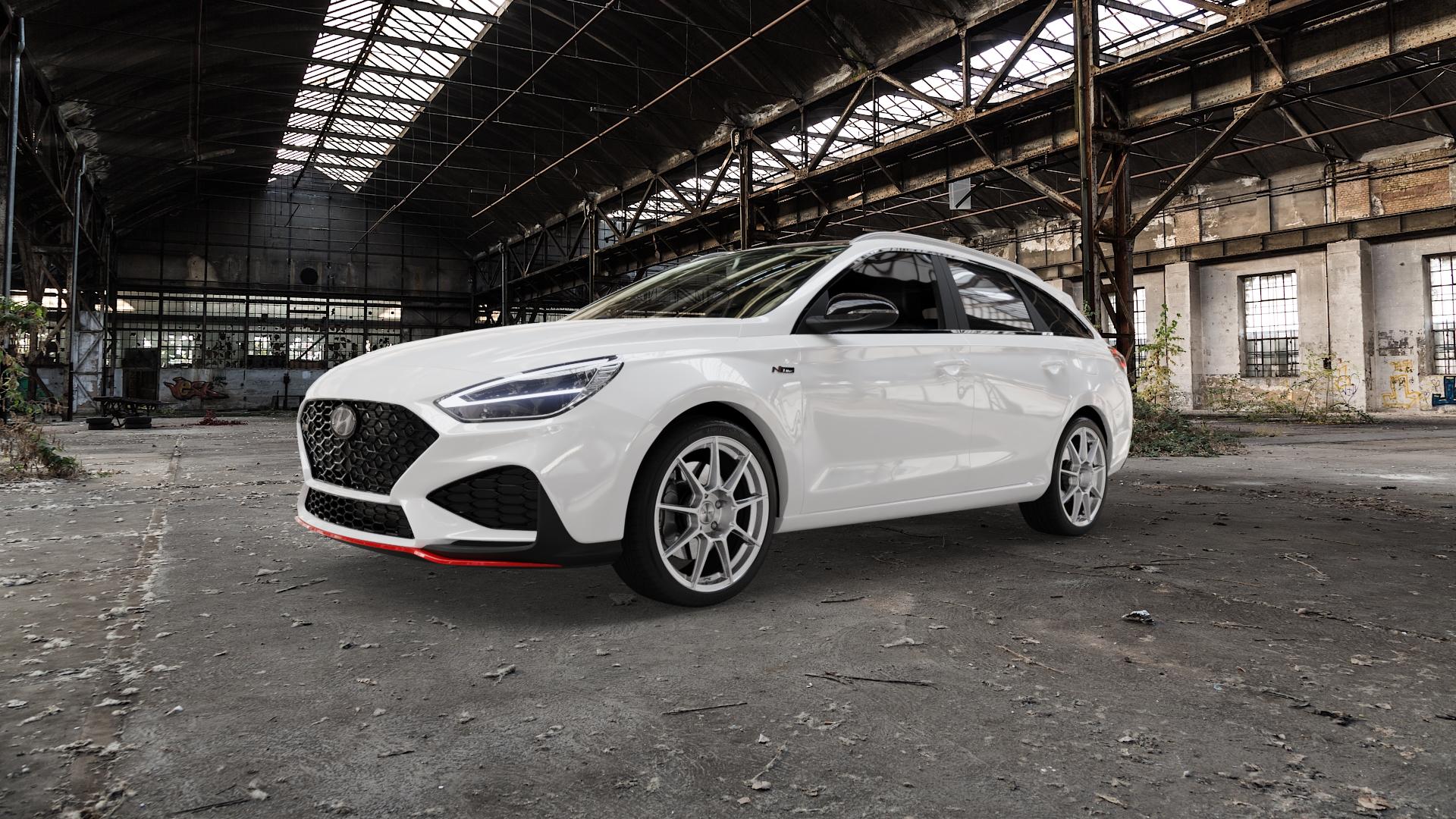 AUTEC ClubRacing Hyper silber Felge mit Reifen in 18Zoll Winterfelge Alufelge auf weissem Hyundai i30 Typ PDE Kombi Facelift II ⬇️ mit 15mm Tieferlegung ⬇️ Old Industrial Hall_max5000mm_2022 Frontansicht_1