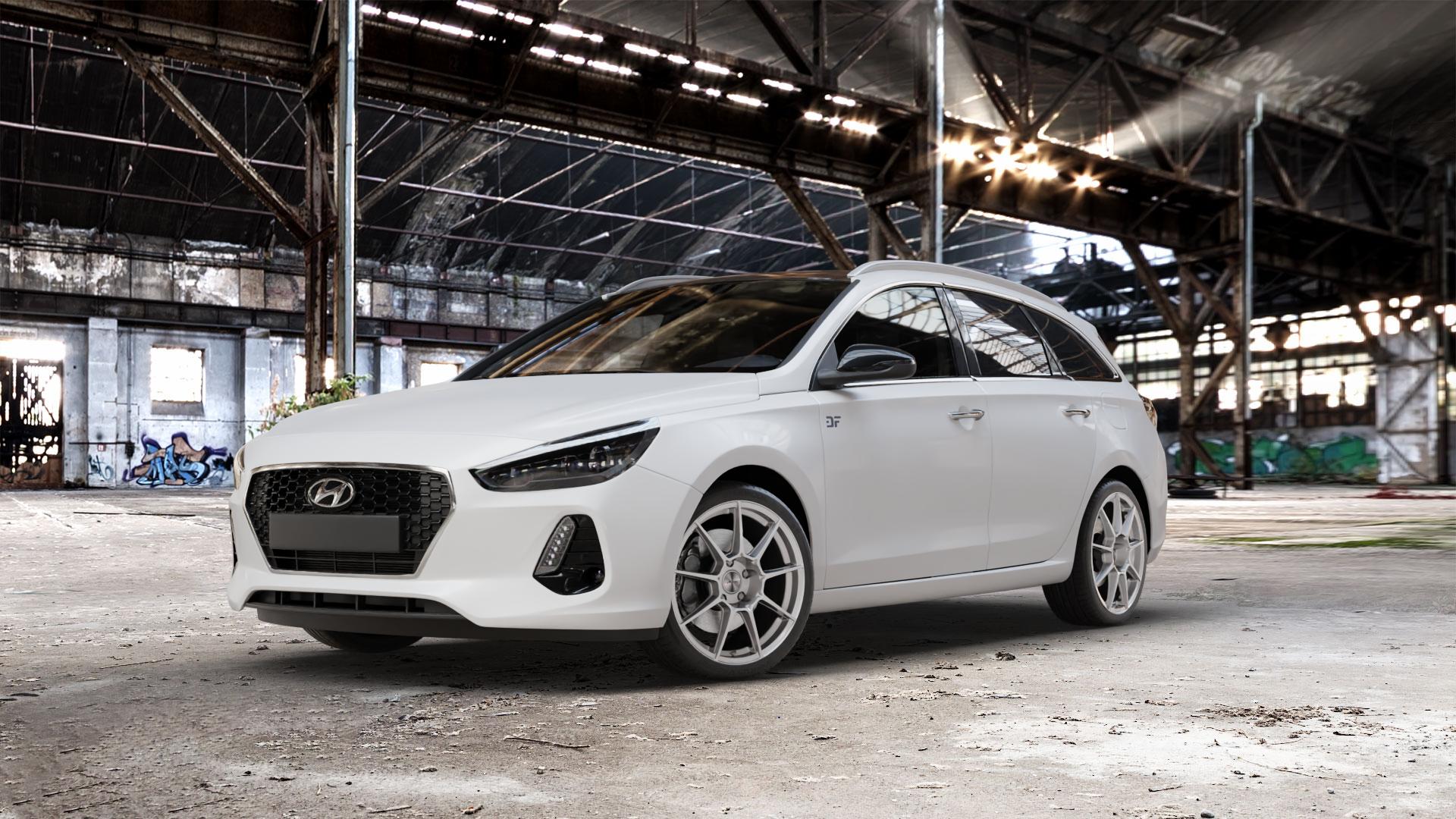 AUTEC ClubRacing Hyper silber Felge mit Reifen in 18Zoll Winterfelge Alufelge auf weissem Hyundai i30 Typ PDE Kombi ⬇️ mit 15mm Tieferlegung ⬇️ Old Industrial Hall_max_5300mm_2024 Frontansicht_1