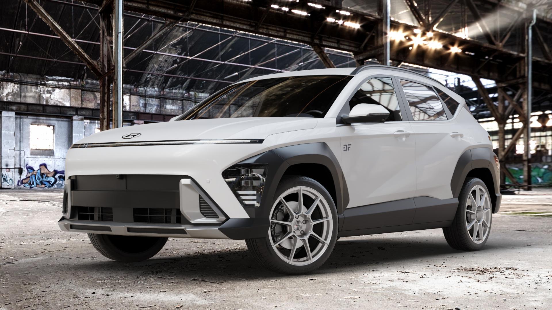 AUTEC ClubRacing Hyper silber Felge mit Reifen in 19Zoll Winterfelge Alufelge auf weissem Hyundai Kona Typ SX2 ⬇️ mit 15mm Tieferlegung ⬇️ Old Industrial Hall_max_4400mm_2024 Frontansicht_1