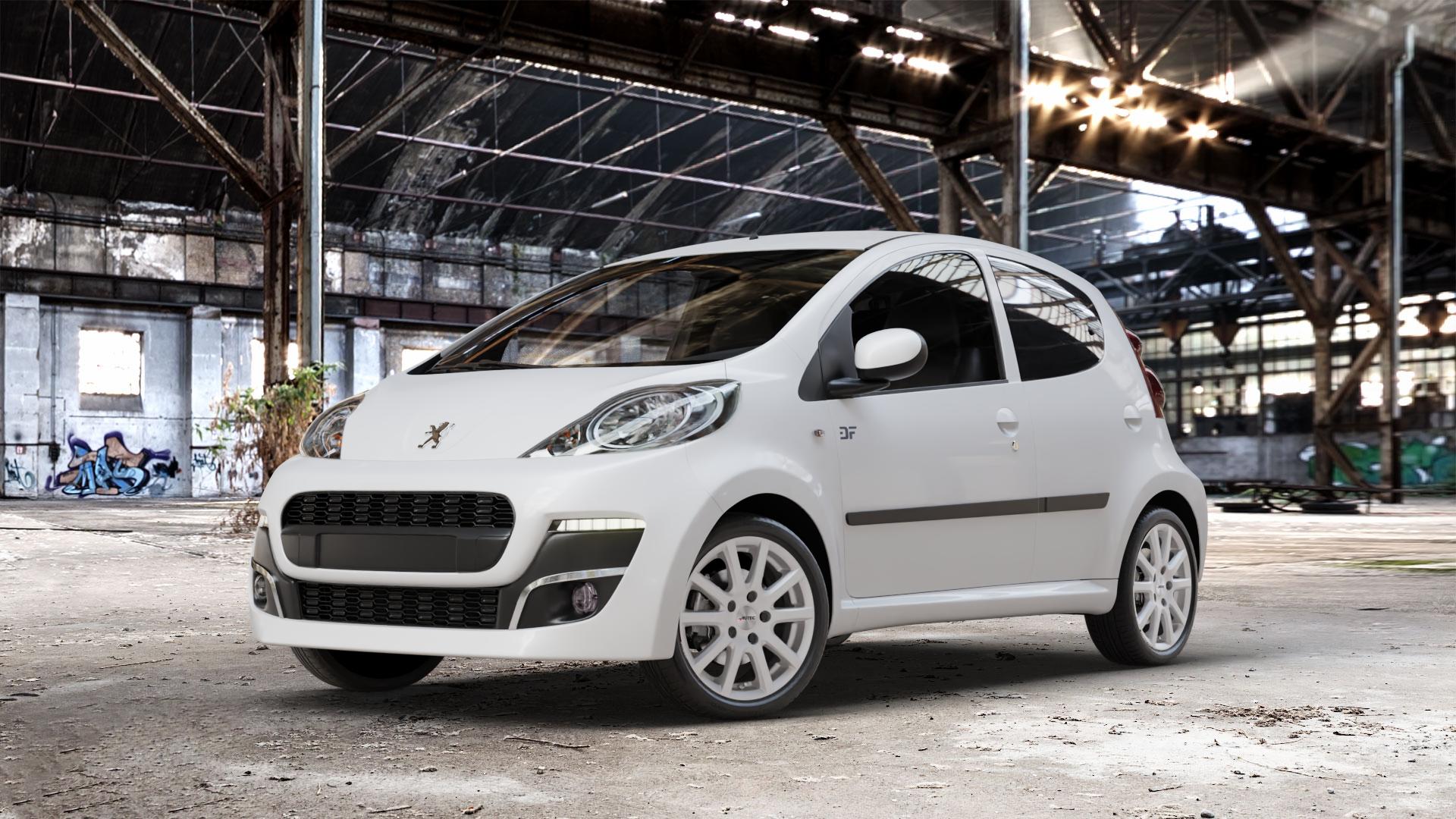 AUTEC Skandic Brillantsilber Felge mit Reifen in 15Zoll Winterfelge Alufelge auf weissem Peugeot 107 ⬇️ mit 15mm Tieferlegung ⬇️ Old Industrial Hall_max_4400mm_2024 Frontansicht_1