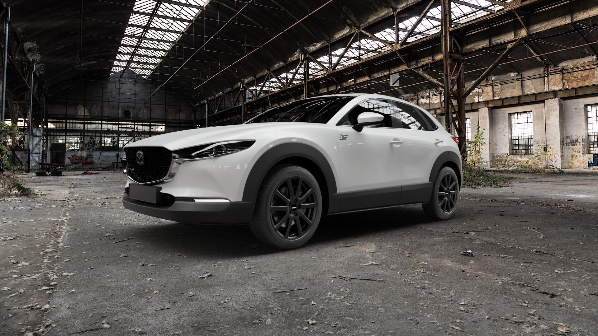 AUTEC Skandic Schwarz matt Felge mit Reifen in 18Zoll Winterfelge Alufelge auf weissem Mazda CX-30 Typ DM ⬇️ mit 15mm Tieferlegung ⬇️ Old Industrial Hall_max5000mm_2022 Frontansicht_1