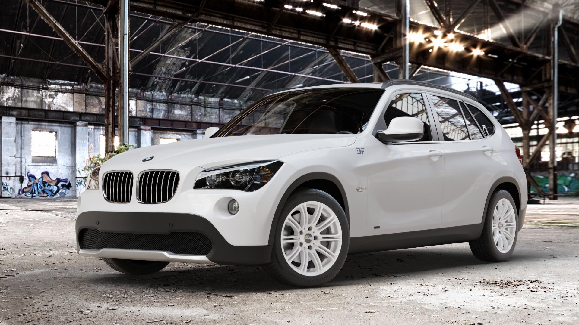 AVUS Racing AC-MB1 HYPER SILVER Felge mit Reifen silber in 17Zoll Winterfelge Alufelge auf weissem BMW X1 Typ E84 (X1, X-N1, X1-N1) ⬇️ mit 15mm Tieferlegung ⬇️ Old Industrial Hall_max_4400mm_2024 Frontansicht_1