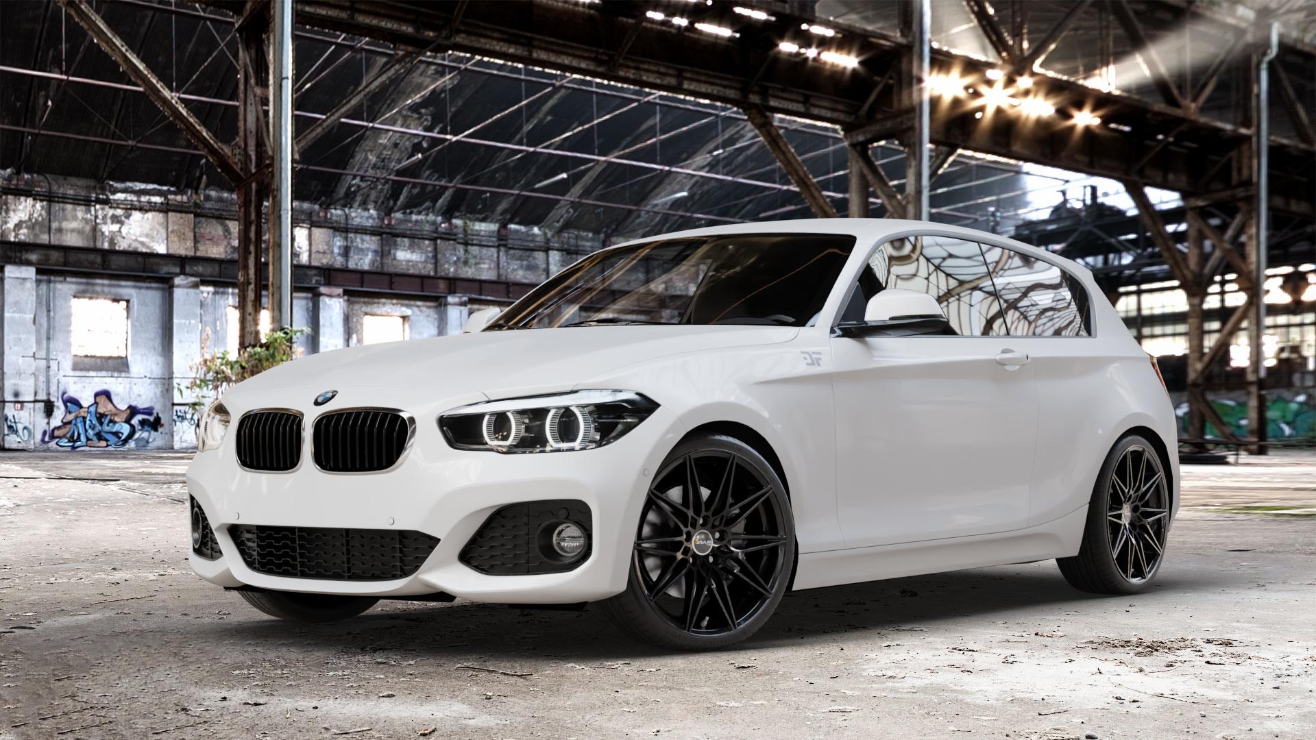 AVUS Racing AC-MB5 BLACK Felge mit Reifen schwarz in 19Zoll Winterfelge Alufelge auf weissem BMW 1 M135i Typ F20 F21 xDrive M140i Facelift 1er Fünftürer (1K4) ⬇️ mit 15mm Tieferlegung ⬇️ Old Industrial Hall_max_4400mm_2024 Frontansicht_1