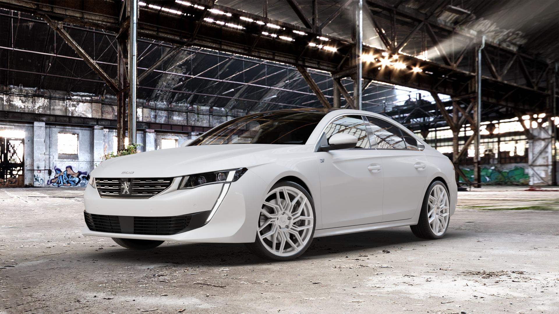 BARRACUDA Dragoon Silver Felge mit Reifen silber in 20Zoll Winterfelge Alufelge auf weissem Peugeot 508 Typ F Limousine ⬇️ mit 15mm Tieferlegung ⬇️ Old Industrial Hall_max_5300mm_2024 Frontansicht_1