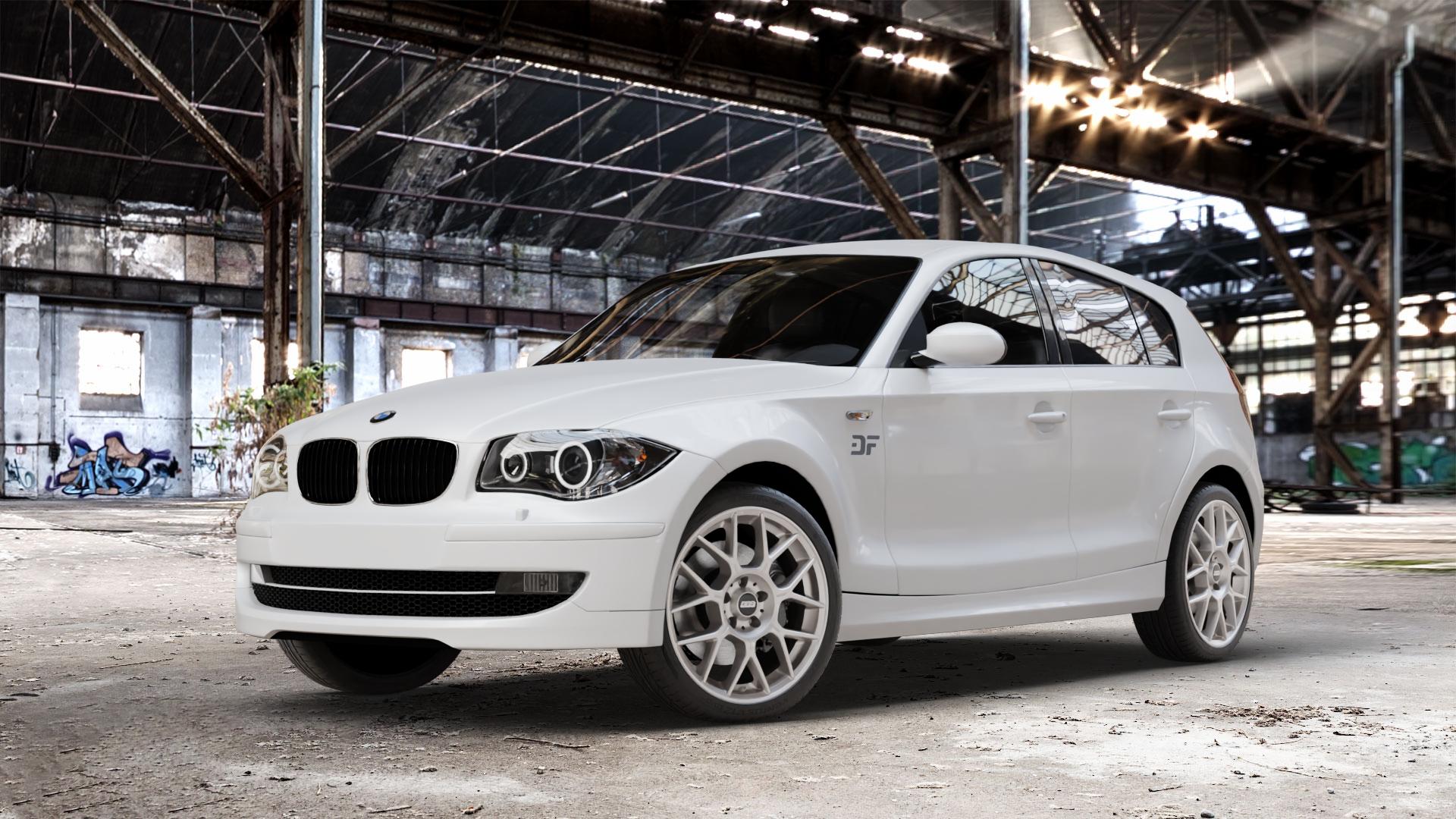 BBS XR platinum silber Felge mit Reifen grau in 18Zoll Winterfelge Alufelge auf weissem BMW 116i Typ E87 120i 118d 120d 130i 118i 123d 116d 1er Fünftürer (187, 1K4) ⬇️ mit 15mm Tieferlegung ⬇️ Old Industrial Hall_max_4400mm_2024 Frontansicht_1