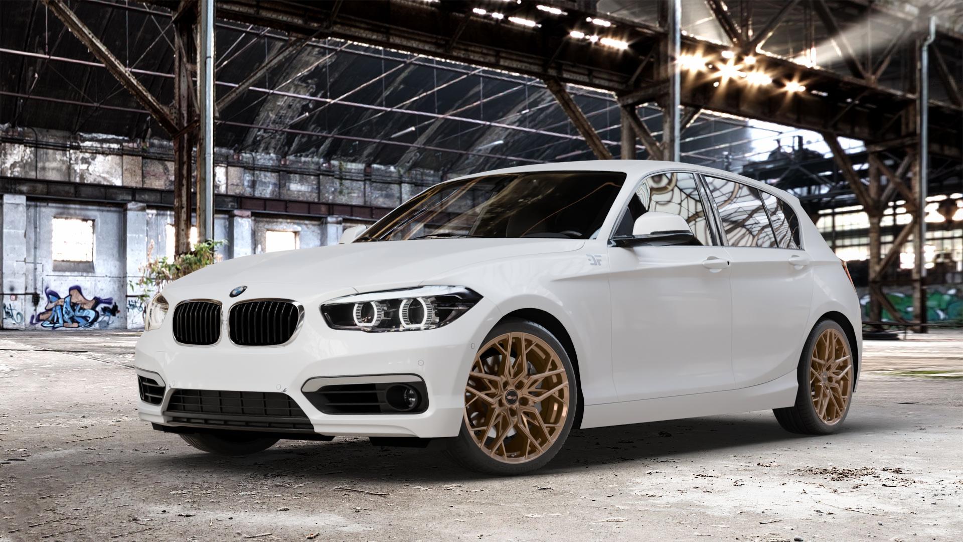 Brock B44 bronze-copper lackiert Felge mit Reifen in 18Zoll Winterfelge Alufelge auf weissem BMW 116i Typ F20 118i 116d 118d 120d 125d 125i 114d 114i xDrive 120i Facelift EffDyn Edition 1 M135i ⬇️ mit 15mm Tieferlegung ⬇️ Old Industrial Hall_max_4400mm_2024 Frontansicht_1