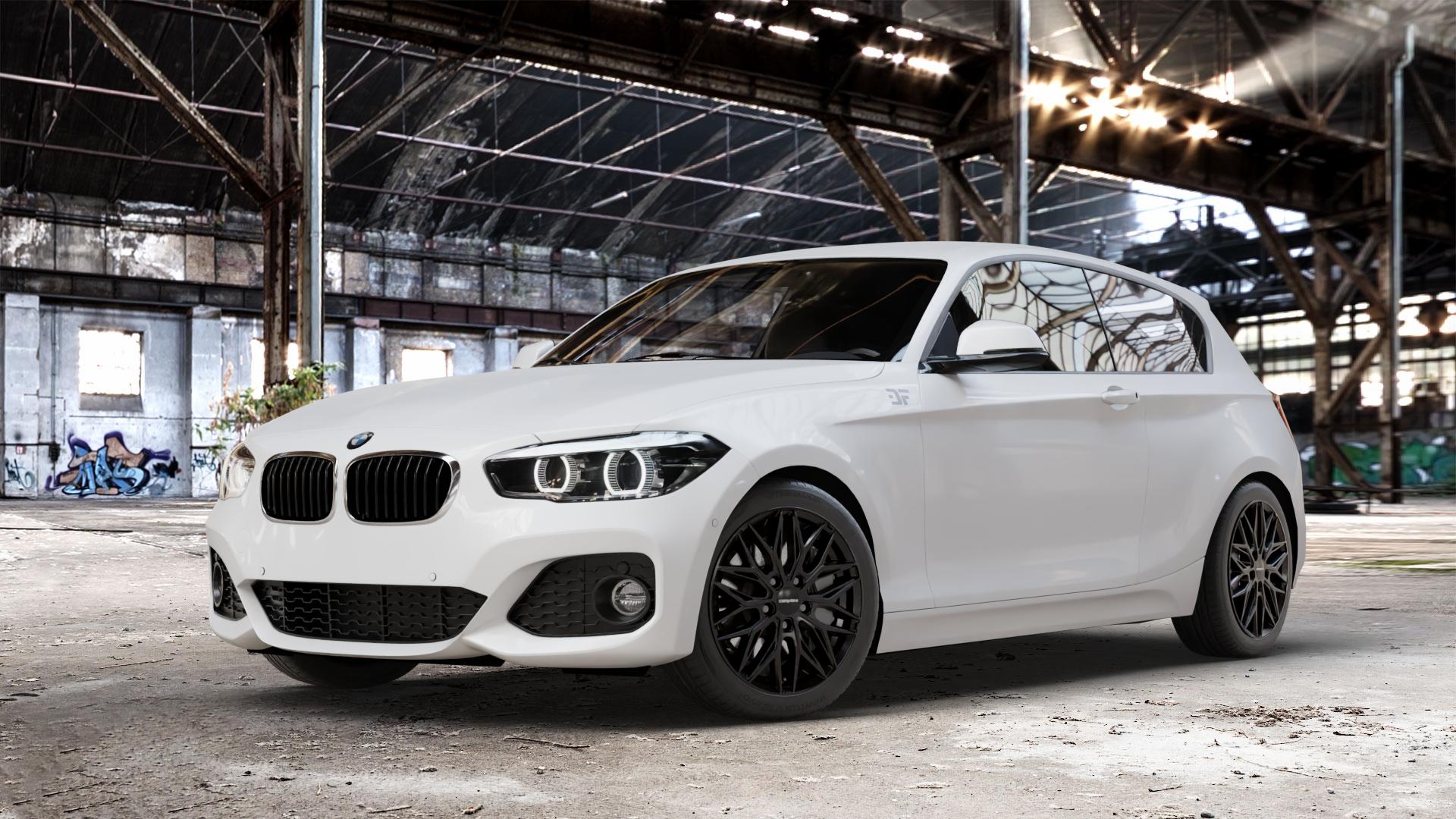 CARMANI 26 Max black Felge mit Reifen schwarz in 17Zoll Winterfelge Alufelge auf weissem BMW 1 M135i Typ F20 F21 xDrive M140i Facelift 1er Fünftürer (1K4) ⬇️ mit 15mm Tieferlegung ⬇️ Old Industrial Hall_max_4400mm_2024 Frontansicht_1