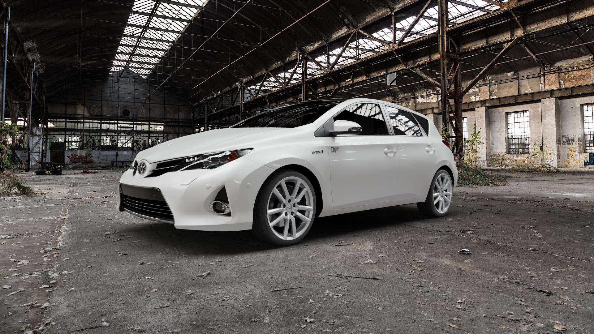 CMS C27 Racing Silver Felge mit Reifen silber in 18Zoll Winterfelge Alufelge auf weissem Toyota Auris (12->) ⬇️ mit 15mm Tieferlegung ⬇️ Old Industrial Hall_max5000mm_2022 Frontansicht_1