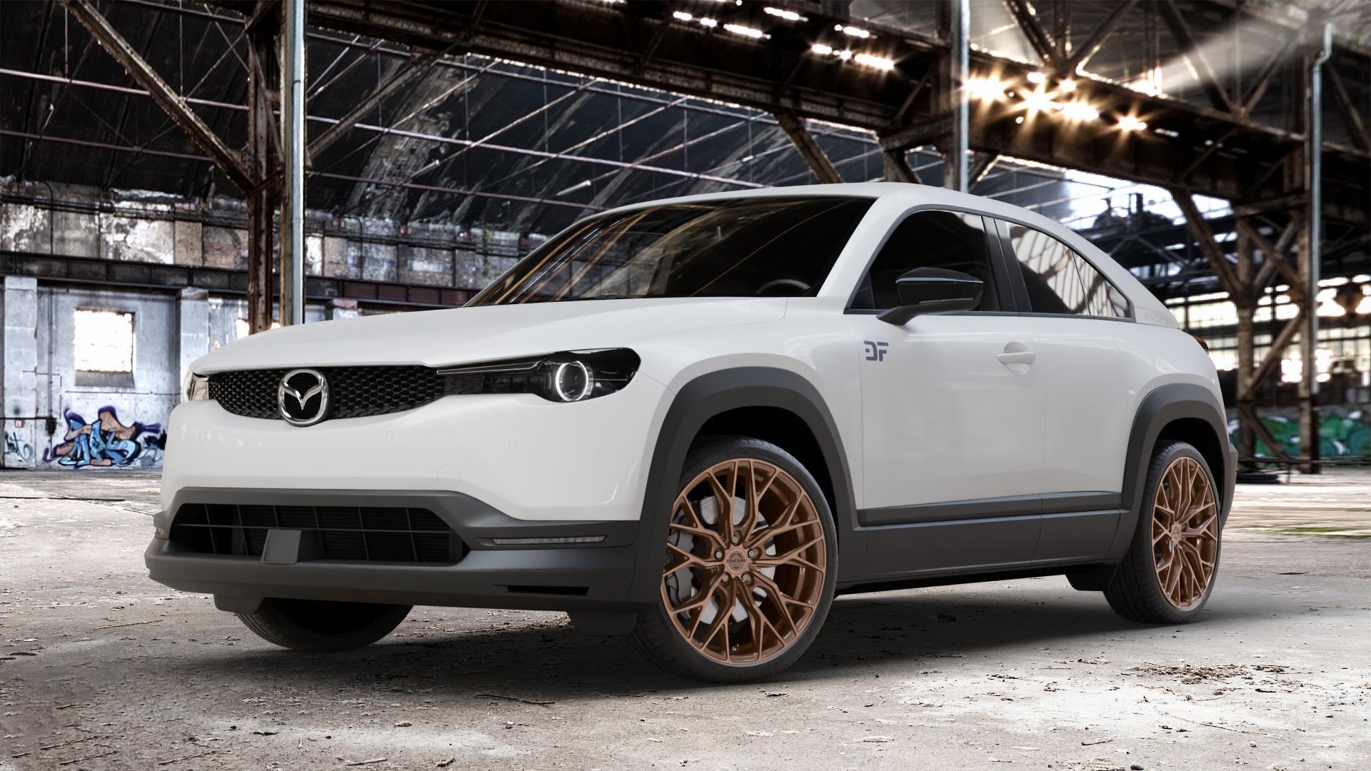 Concaver CVR1 Brushed Bronze Felge mit Reifen in 20Zoll Winterfelge Alufelge auf weissem Mazda MX-30 (DR) ⬇️ mit 15mm Tieferlegung ⬇️ Old Industrial Hall_max_4400mm_2024 Frontansicht_1