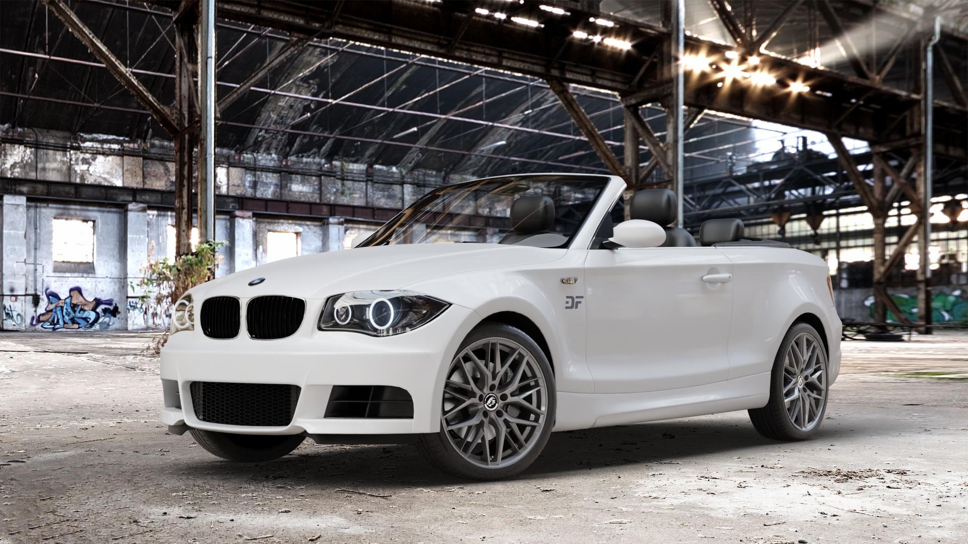 Damina Performance DM08 Anthrazit Felge mit Reifen grau in 18Zoll Winterfelge Alufelge auf weissem BMW 118i Typ E88 (Cabriolet) 120d 120i 125i 135i 123d 118d 1er Cabrio (182, 1C) ⬇️ mit 15mm Tieferlegung ⬇️ Old Industrial Hall_max_4400mm_2024 Frontansicht_1