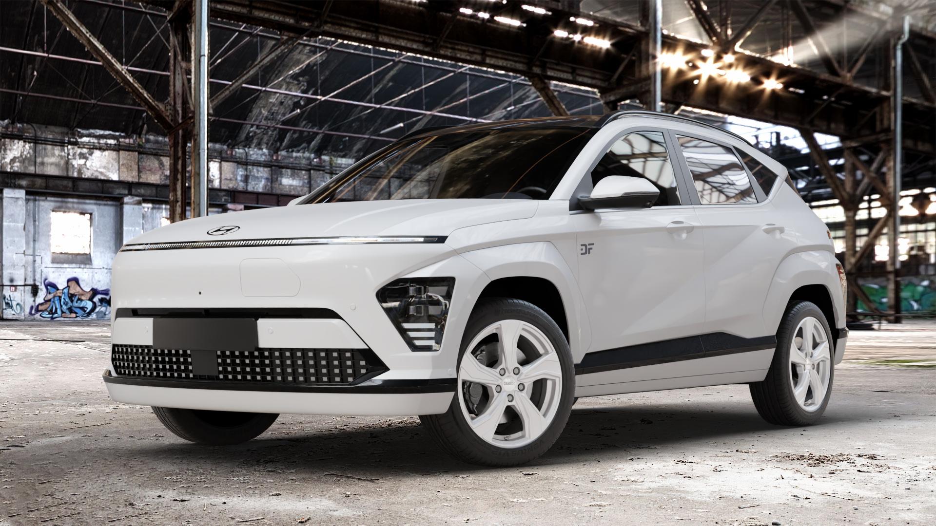 DEZENT KB SILVER Felge mit Reifen silber schwarz in 18Zoll Winterfelge Alufelge auf weissem Hyundai Kona Elektro Typ SX2E ⬇️ mit 15mm Tieferlegung ⬇️ Old Industrial Hall_max_4400mm_2024 Frontansicht_1