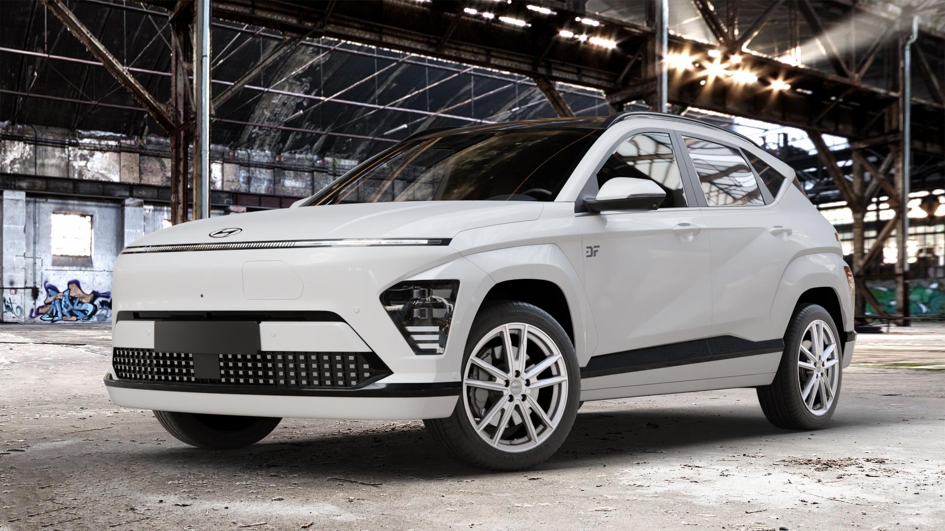 DEZENT KF SILVER Felge mit Reifen silber in 18Zoll Winterfelge Alufelge auf weissem Hyundai Kona Elektro Typ SX2E ⬇️ mit 15mm Tieferlegung ⬇️ Old Industrial Hall_max_4400mm_2024 Frontansicht_1