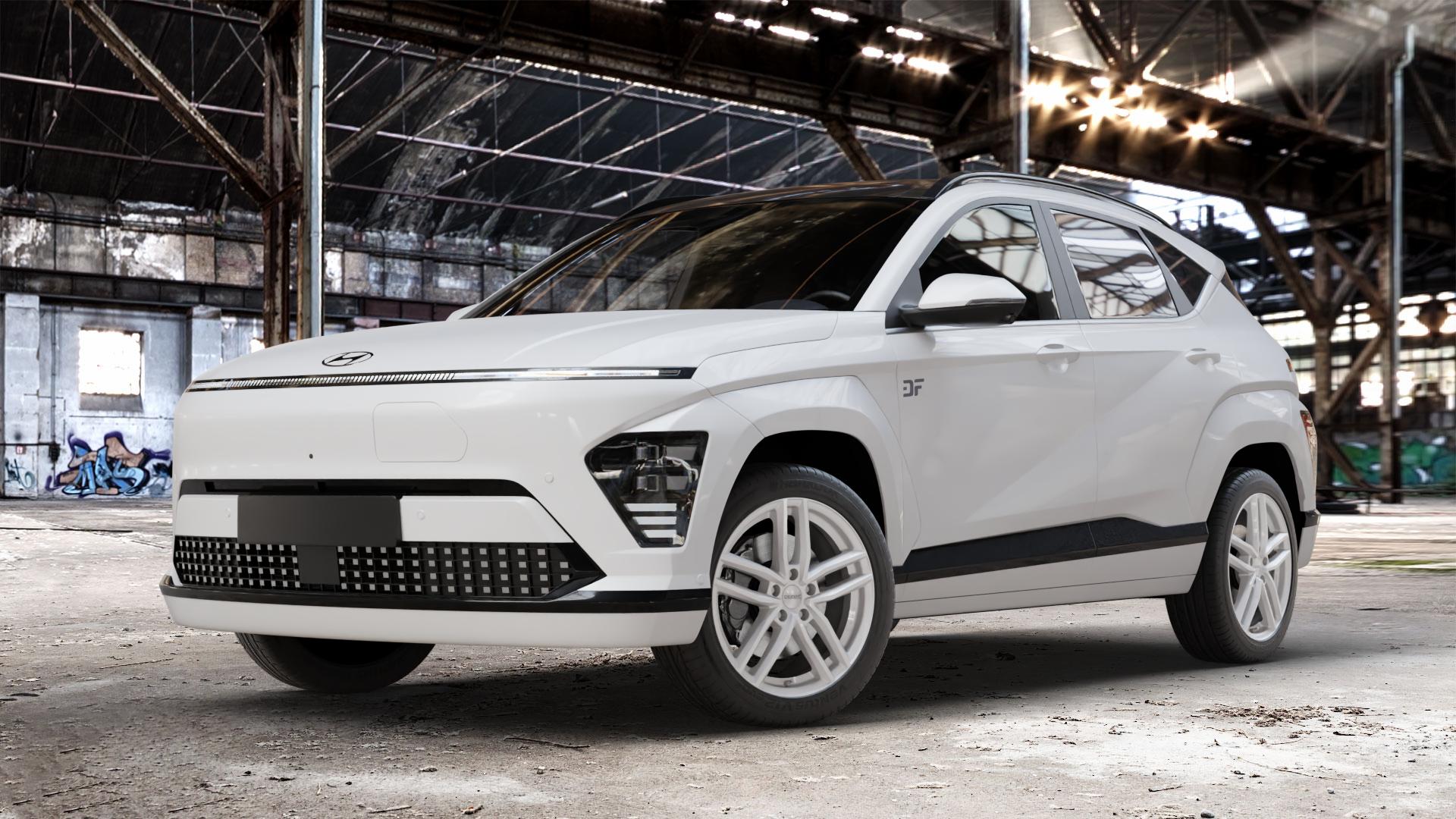 DEZENT TR SILVER Felge mit Reifen silber in 18Zoll Winterfelge Alufelge auf weissem Hyundai Kona Elektro Typ SX2E ⬇️ mit 15mm Tieferlegung ⬇️ Old Industrial Hall_max_4400mm_2024 Frontansicht_1