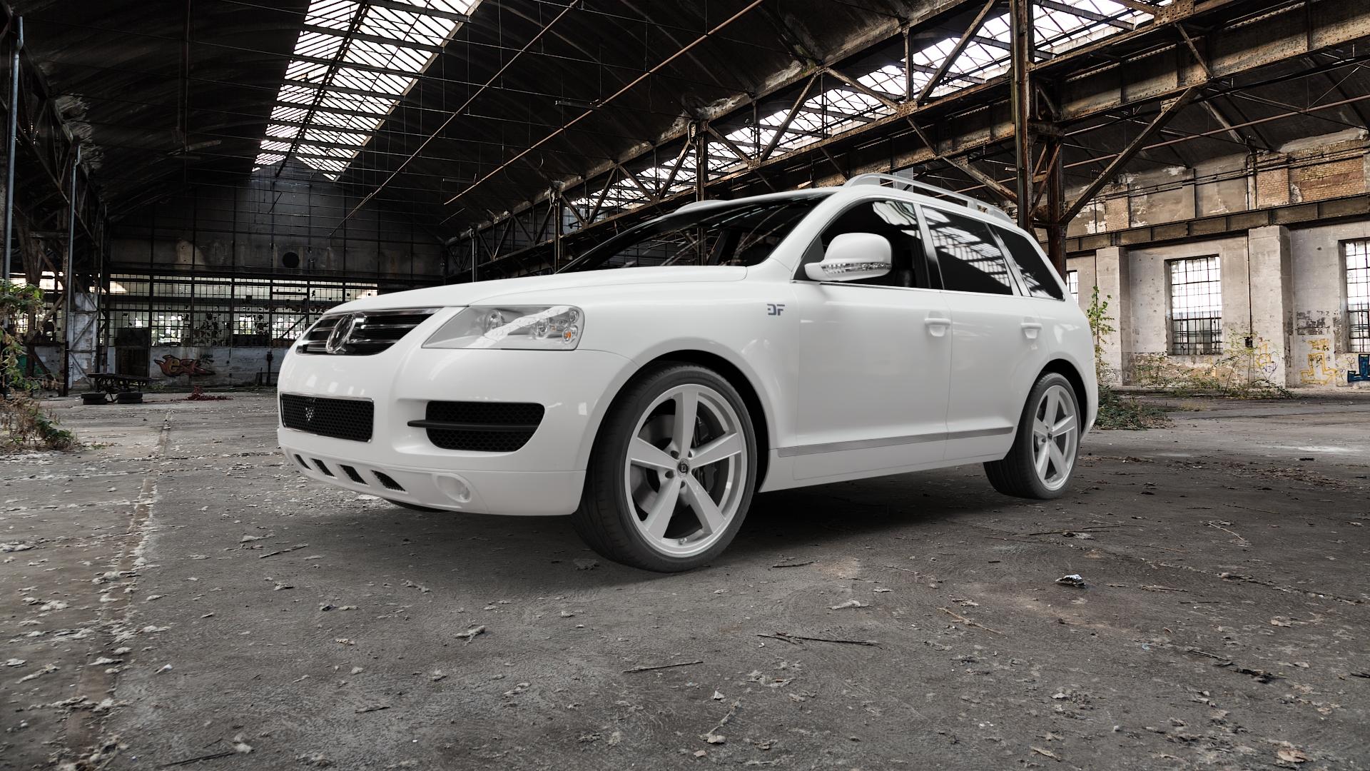 DIEWE WHEELS TRINA Argento silber Felge mit Reifen in 21Zoll Winterfelge Alufelge auf weissem Volkswagen (VW) Touareg I Typ 7L ⬇️ mit 15mm Tieferlegung ⬇️ Old Industrial Hall_max5000mm_2022 Frontansicht_1