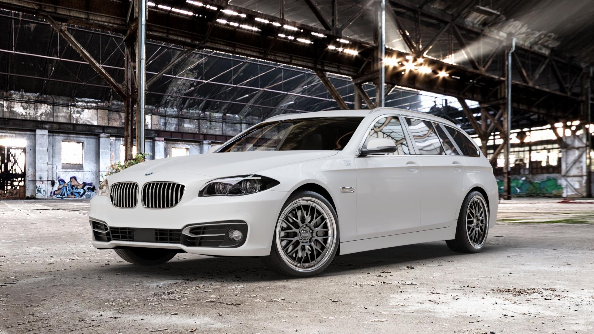 DOTZ BILBAO GUNMETAL/POLISHED LIP Felge mit Reifen grau silber mehrfarbig anthrazit in 20Zoll Winterfelge Alufelge auf weissem BMW 523i Typ F11 (Touring) 535i 520d 530d 528i xDrive 530i 550i 520i 525d 535d 518d 5er Touring (5K, K-N1) ⬇️ mit 15mm Tieferlegung ⬇️ Old Industrial Hall_max_5300mm_2024 Frontansicht_1