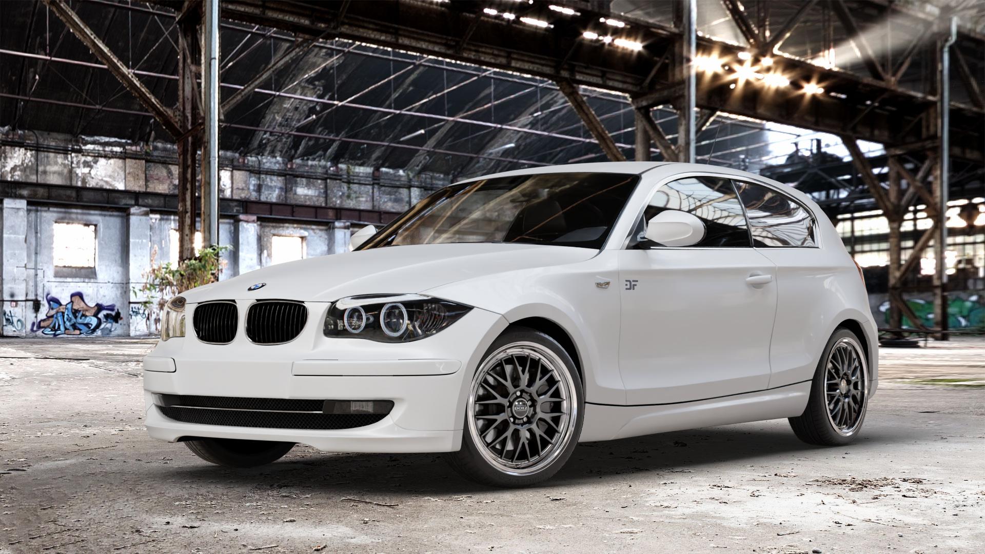 DOTZ BILBAO SILVER/POLISHED LIP Felge mit Reifen silber in 18Zoll Winterfelge Alufelge auf weissem BMW 118d Typ E81 120d 116i 118i 120i 130i 123d 116d 1er Dreitürer (187, 1K2) ⬇️ mit 15mm Tieferlegung ⬇️ Old Industrial Hall_max_4400mm_2024 Frontansicht_1