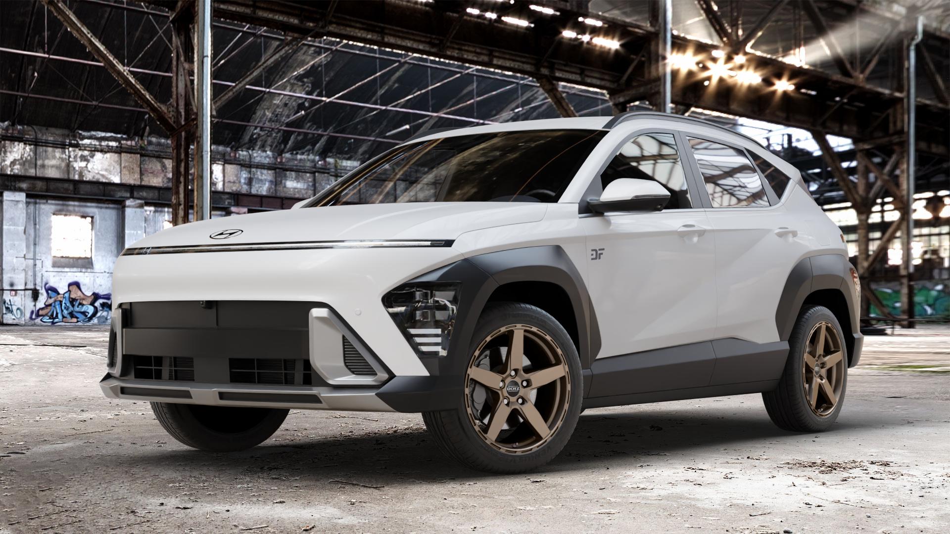 DOTZ MARINABAY BRONZE MATT Felge mit Reifen in 18Zoll Winterfelge Alufelge auf weissem Hyundai Kona Typ SX2 ⬇️ mit 15mm Tieferlegung ⬇️ Old Industrial Hall_max_4400mm_2024 Frontansicht_1