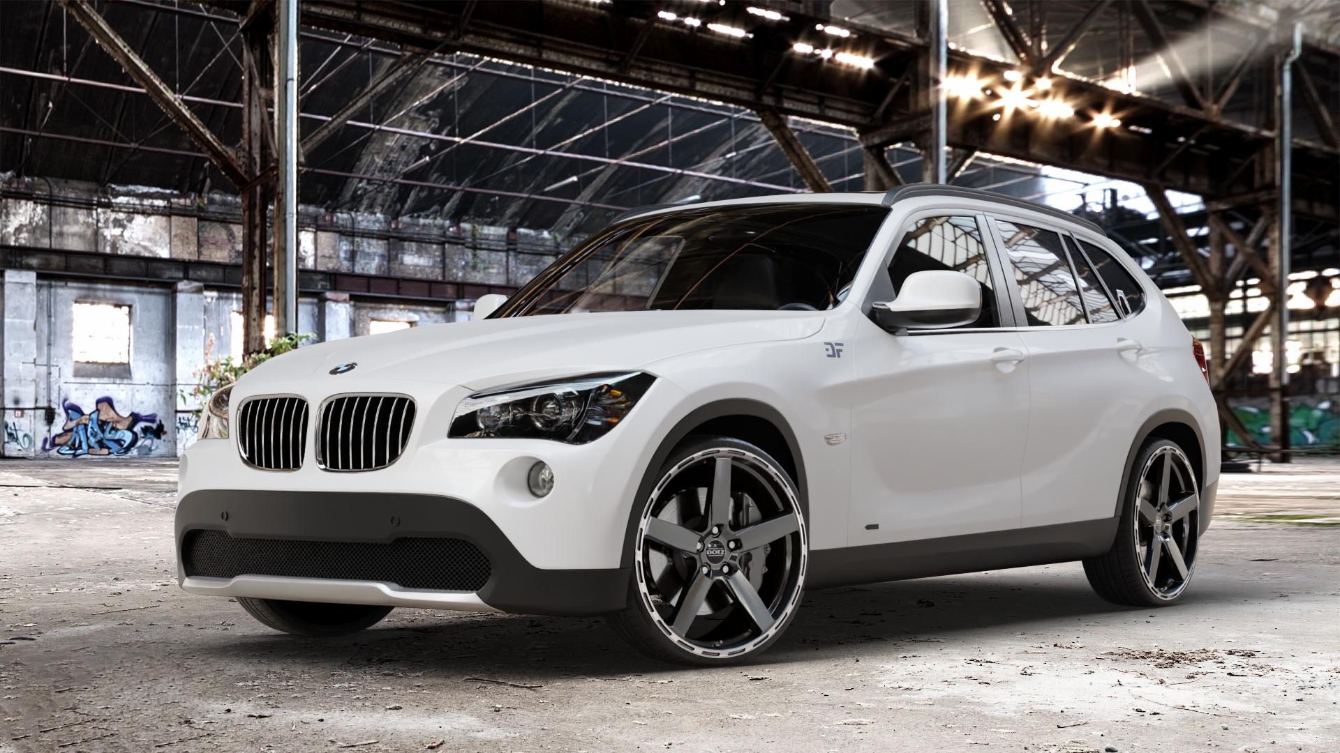 DOTZ MARINABAY GUNMETAL/POLISHED LIP Felge mit Reifen grau anthrazit in 21Zoll Winterfelge Alufelge auf weissem BMW X1 Typ E84 (X1, X-N1, X1-N1) ⬇️ mit 15mm Tieferlegung ⬇️ Old Industrial Hall_max_4400mm_2024 Frontansicht_1