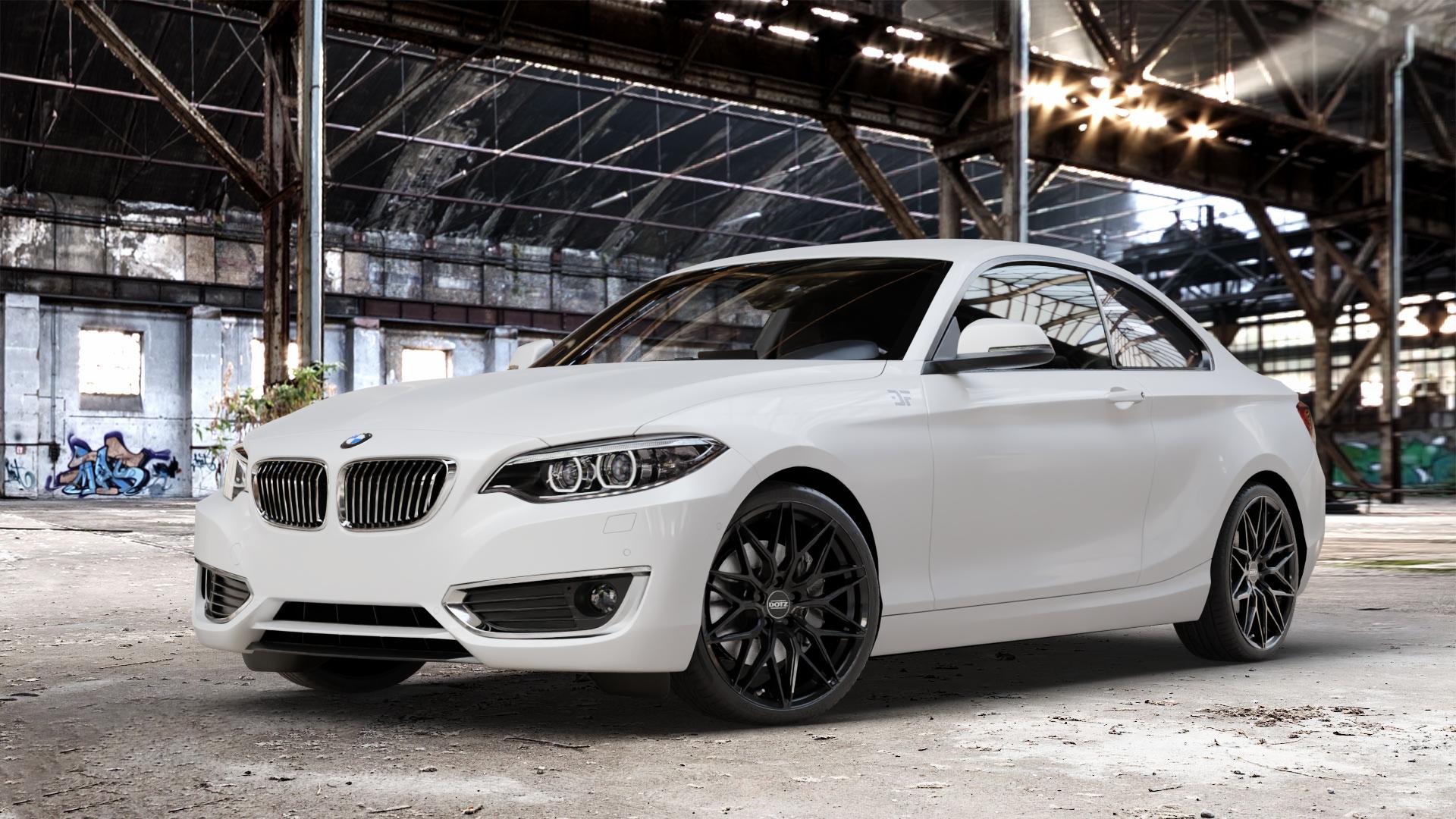 DOTZ SUZUKA BLACK Felge mit Reifen schwarz in 19Zoll Winterfelge Alufelge auf weissem BMW 220d Typ F22 (Coupé) 220i 218d 225d 228i 218i xDrive 230i 2er Coupé (1C) ⬇️ mit 15mm Tieferlegung ⬇️ Old Industrial Hall_max_4400mm_2024 Frontansicht_1