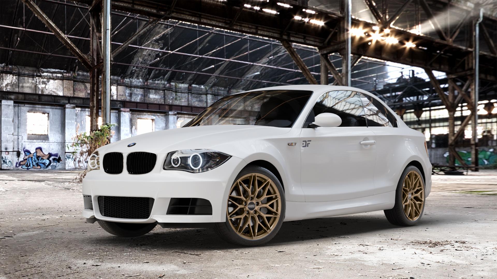 DOTZ SUZUKA BRONZE MATT Felge mit Reifen in 18Zoll Winterfelge Alufelge auf weissem BMW 120d Typ E82 (Coupe) 123d 125i 135i 1M 118d 120i 1er Coupé (182, 1C) ⬇️ mit 15mm Tieferlegung ⬇️ Old Industrial Hall_max_4400mm_2024 Frontansicht_1