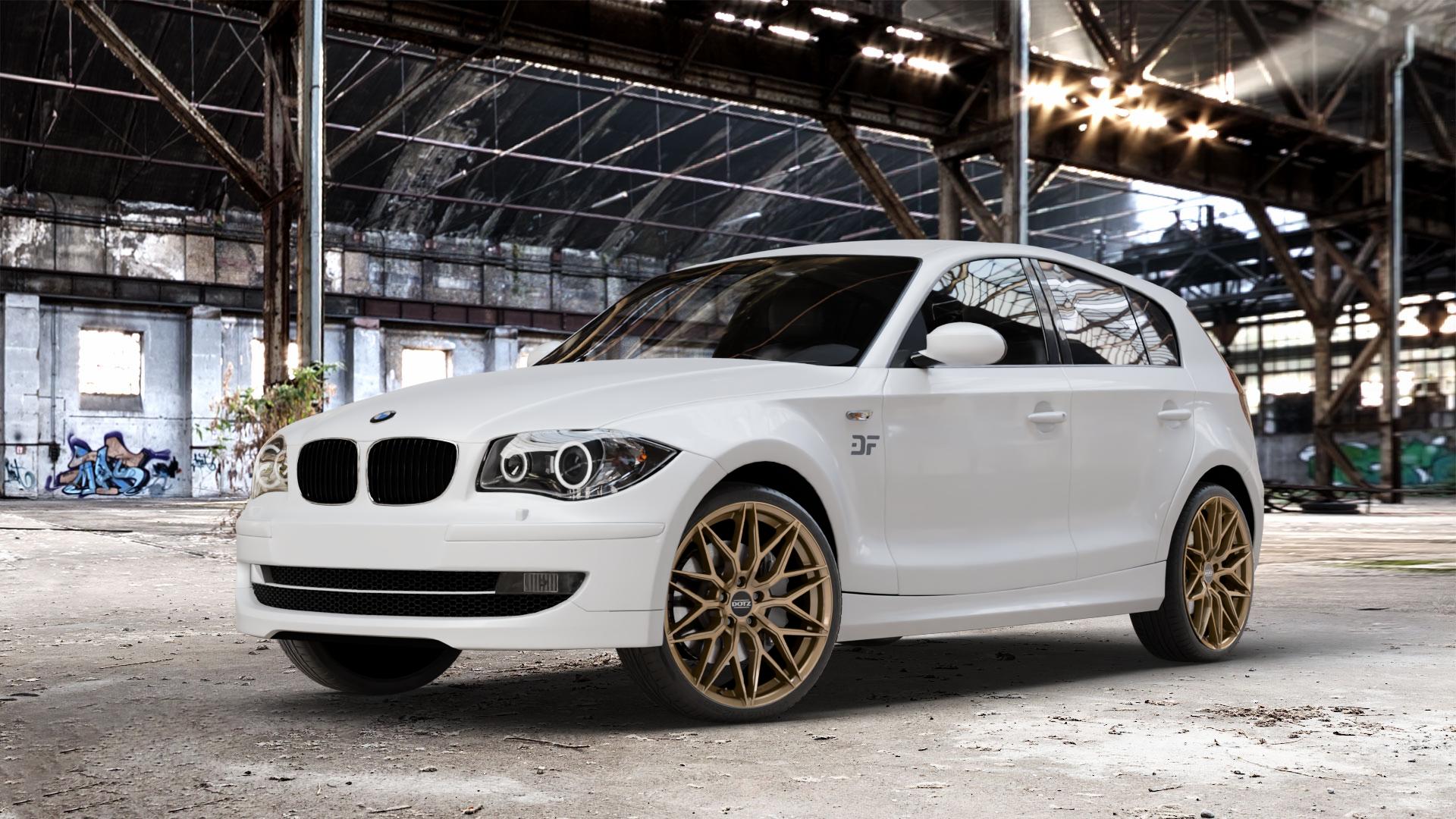 DOTZ SUZUKA BRONZE MATT Felge mit Reifen in 19Zoll Winterfelge Alufelge auf weissem BMW 116i Typ E87 120i 118d 120d 130i 118i 123d 116d 1er Fünftürer (187, 1K4) ⬇️ mit 15mm Tieferlegung ⬇️ Old Industrial Hall_max_4400mm_2024 Frontansicht_1