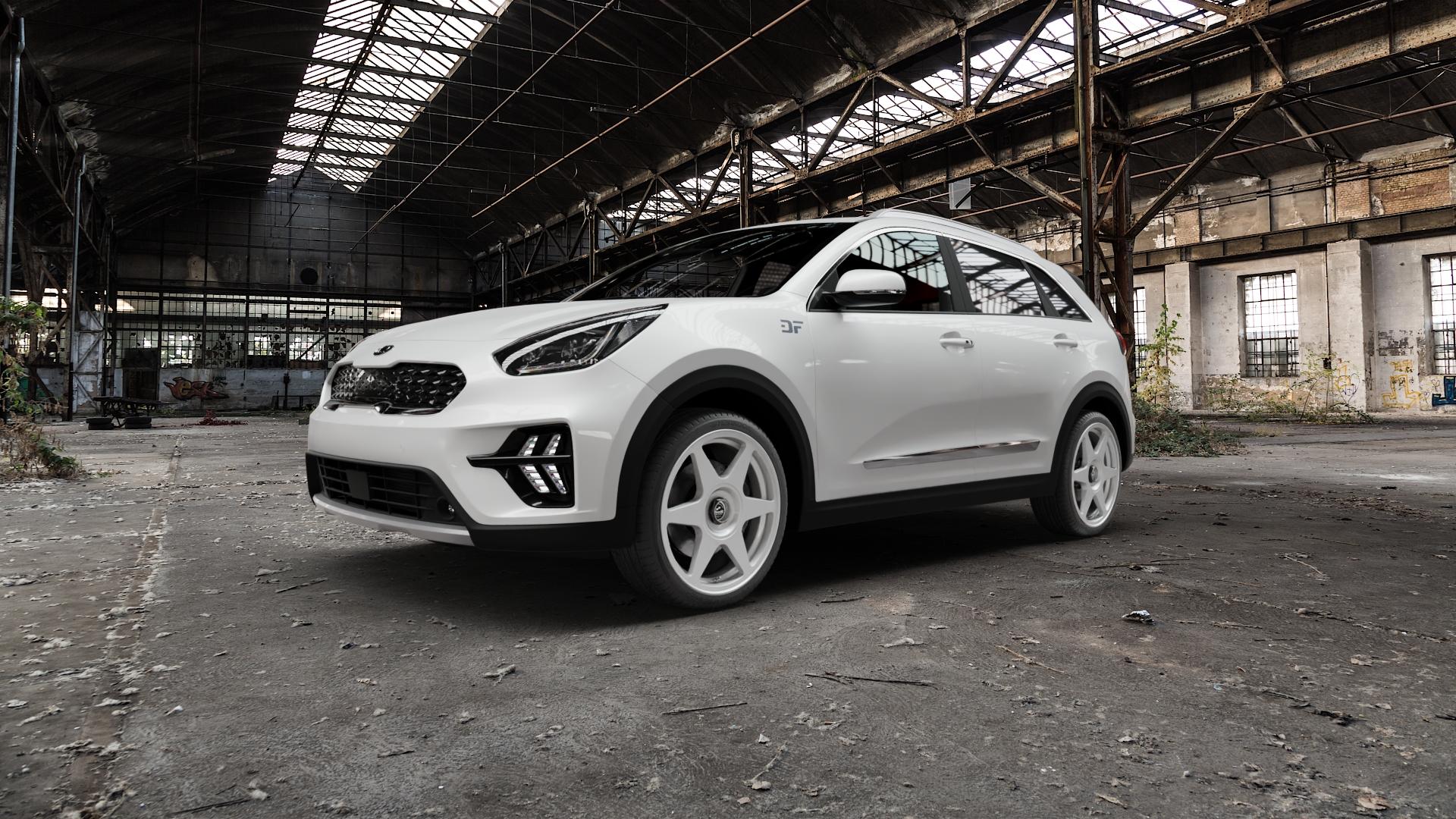 fifteen52 Tarmac EVO Speed Silver Felge mit Reifen silber in 19Zoll Winterfelge Alufelge auf weissem Kia Niro Typ DE Facelift Plus ⬇️ mit 15mm Tieferlegung ⬇️ Old Industrial Hall_max5000mm_2022 Frontansicht_1