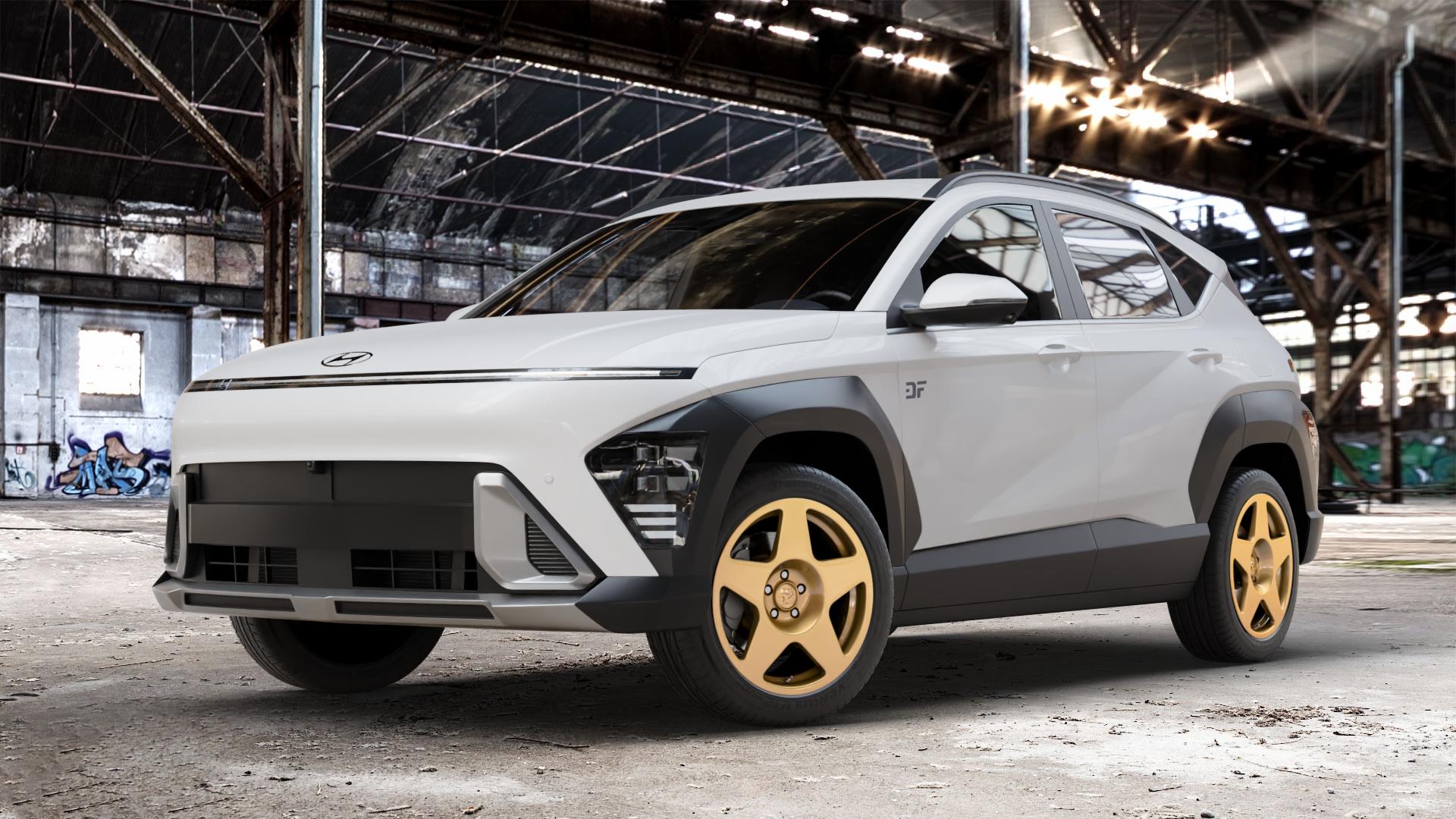 fifteen52 Tarmac Gold Felge mit Reifen in 18Zoll Winterfelge Alufelge auf weissem Hyundai Kona Typ SX2 ⬇️ mit 15mm Tieferlegung ⬇️ Old Industrial Hall_max_4400mm_2024 Frontansicht_1