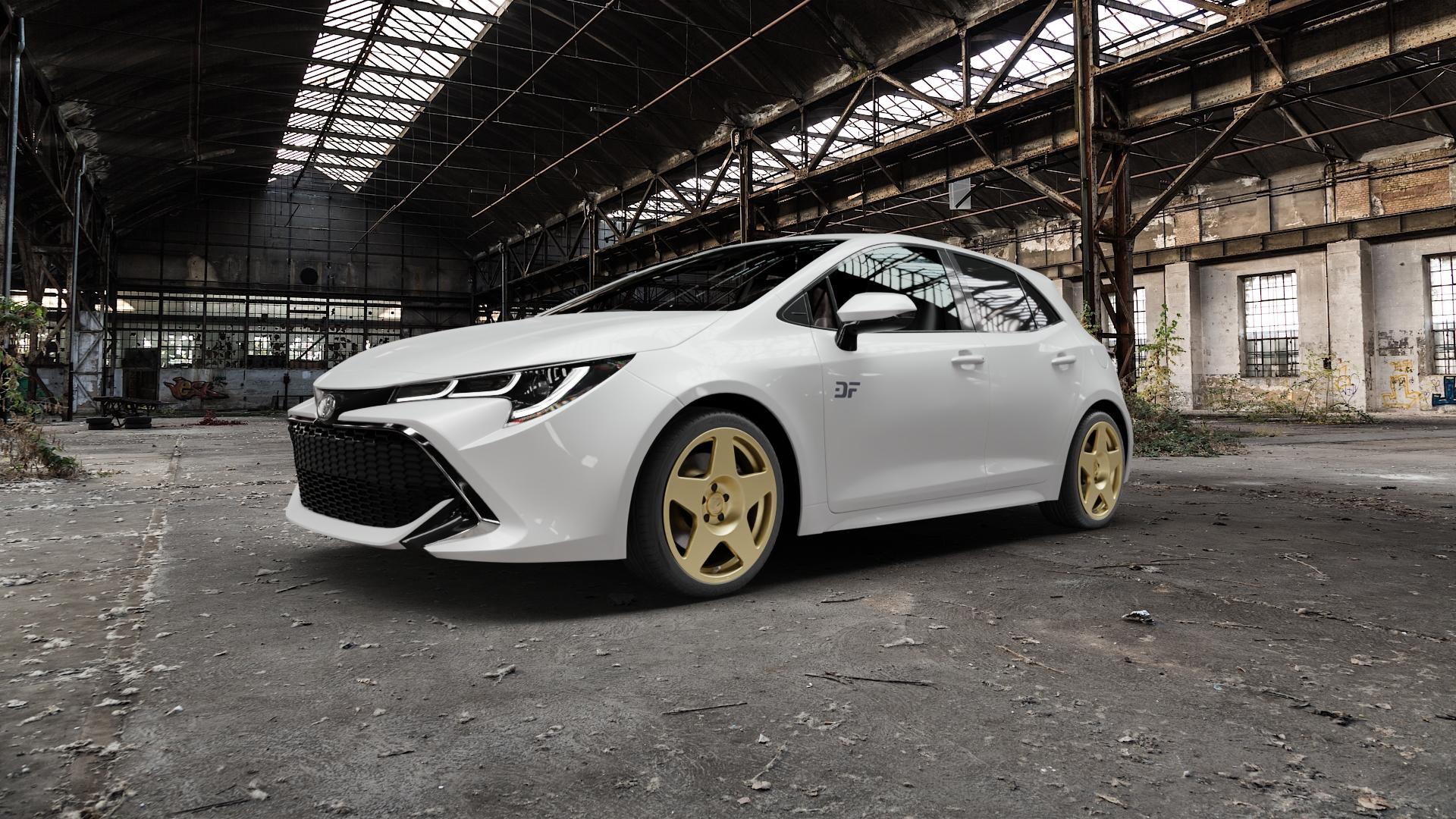 fifteen52 Tarmac Gold Felge mit Reifen in 18Zoll Winterfelge Alufelge auf weissem Toyota Corolla Typ ZE1HE(EU,M) Schrägheck ZE1HE(EU,M)-TMG Facelift ⬇️ mit 15mm Tieferlegung ⬇️ Old Industrial Hall_max5000mm_2022 Frontansicht_1