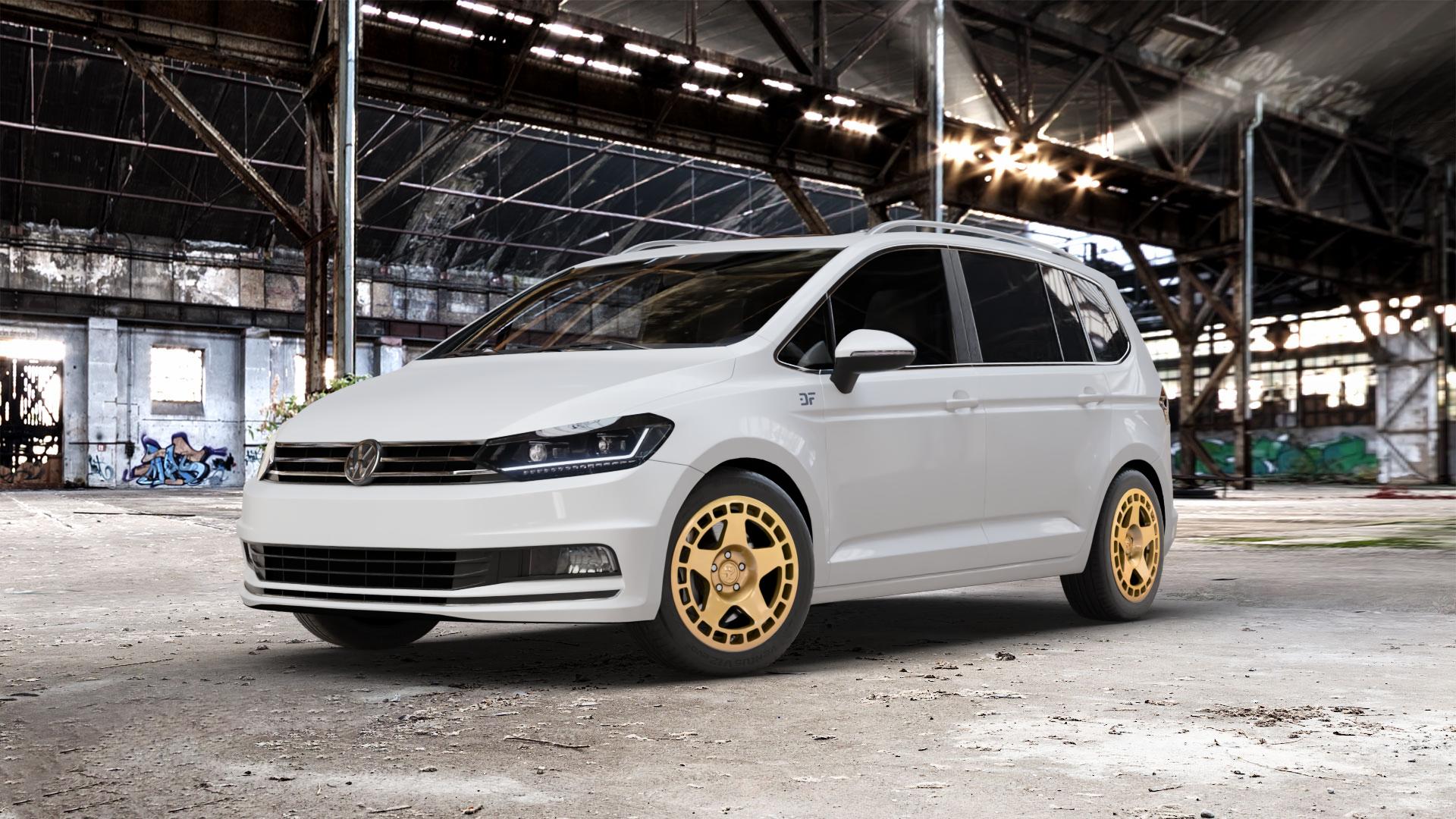 fifteen52 Turbomac Gold Felge mit Reifen in 17Zoll Winterfelge Alufelge auf weissem Volkswagen (VW) Touran III Typ 1T (15->) ⬇️ mit 15mm Tieferlegung ⬇️ Old Industrial Hall_max_5300mm_2024 Frontansicht_1