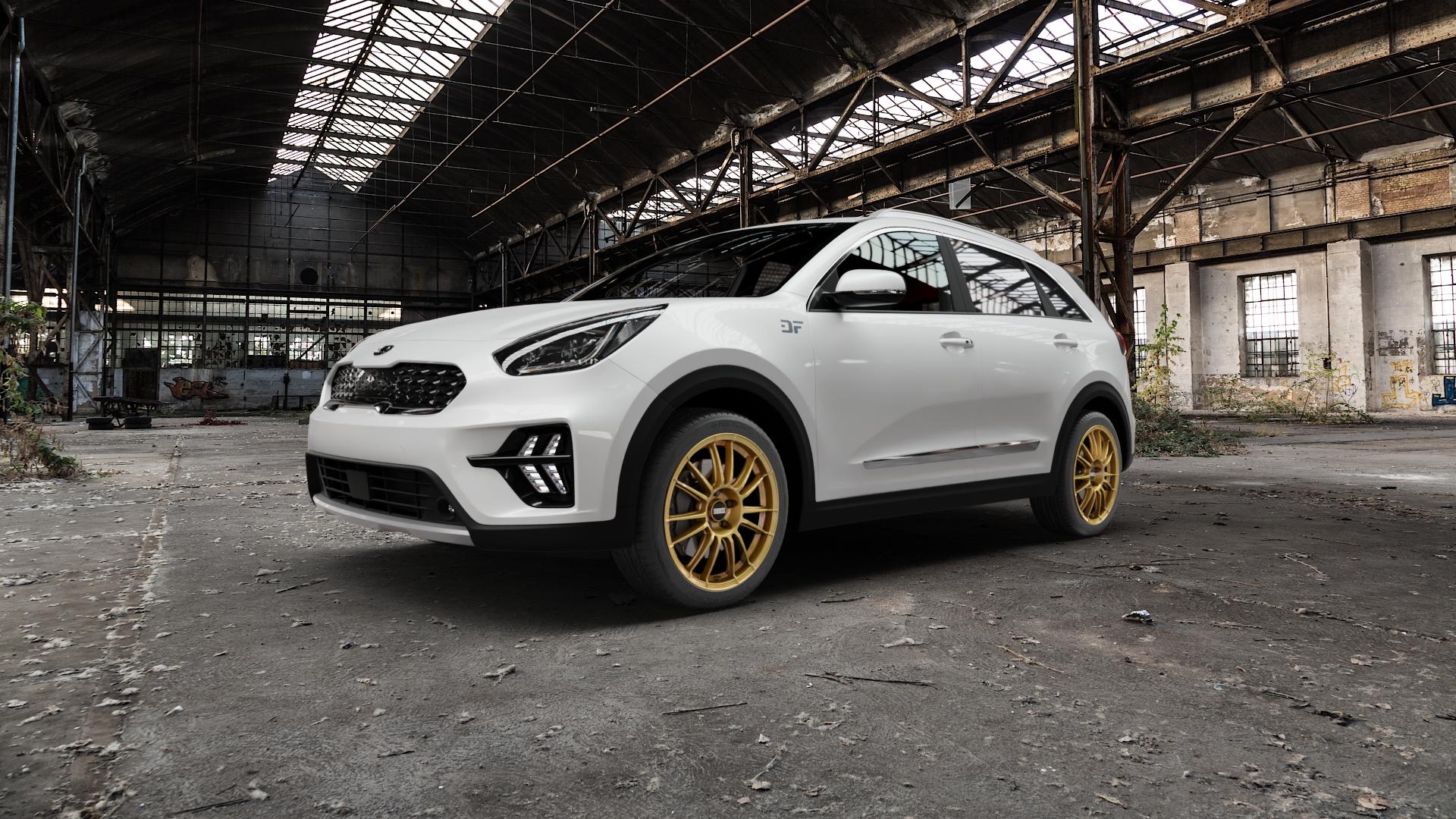 Fondmetal 9RR GLOSSY GOLD Felge mit Reifen in 18Zoll Winterfelge Alufelge auf weissem Kia Niro Typ DE Facelift Plus ⬇️ mit 15mm Tieferlegung ⬇️ Old Industrial Hall_max5000mm_2022 Frontansicht_1
