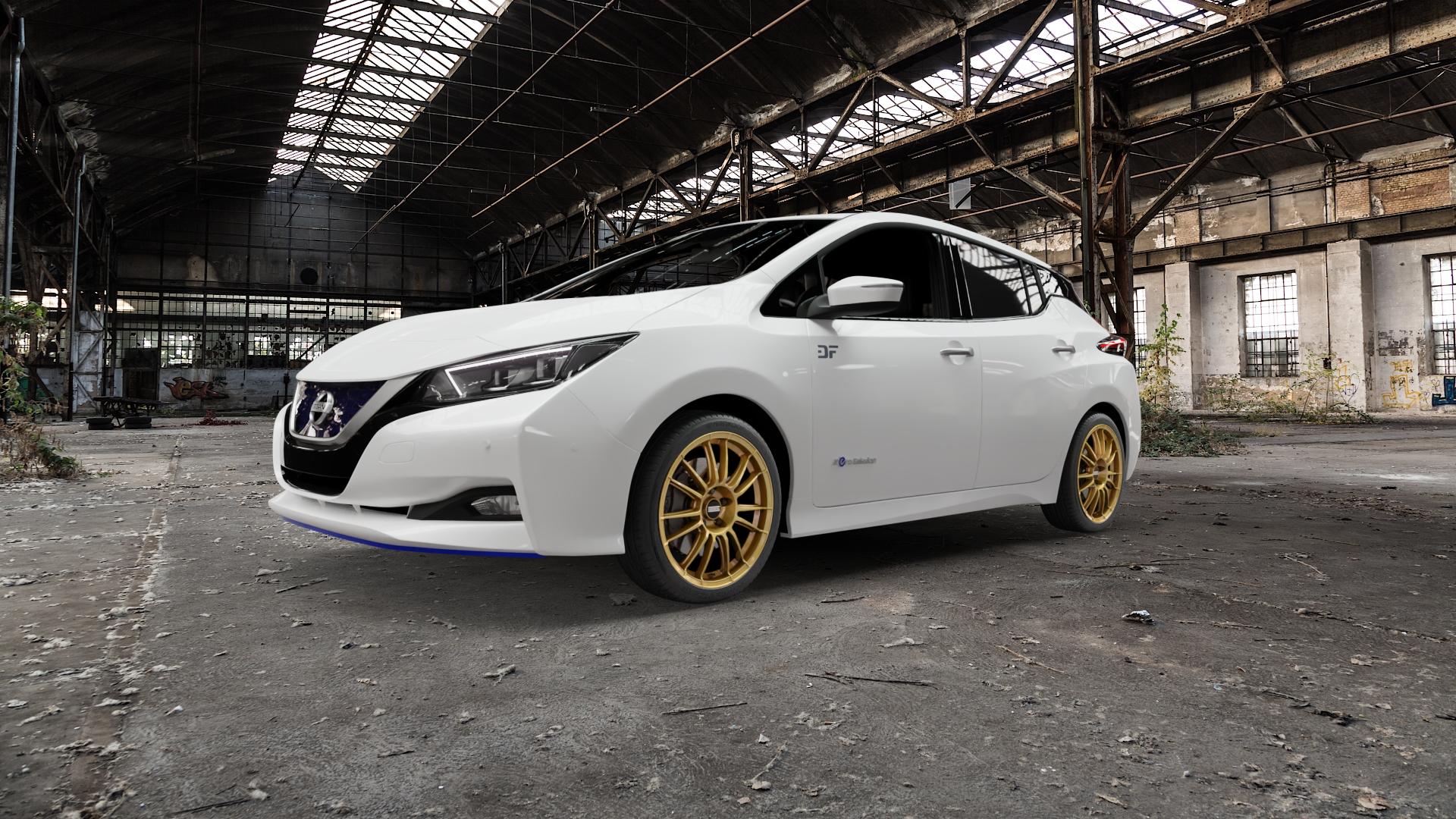 Fondmetal 9RR GLOSSY GOLD Felge mit Reifen in 18Zoll Winterfelge Alufelge auf weissem Nissan Leaf Typ ZE1 ⬇️ mit 15mm Tieferlegung ⬇️ Old Industrial Hall_max5000mm_2022 Frontansicht_1