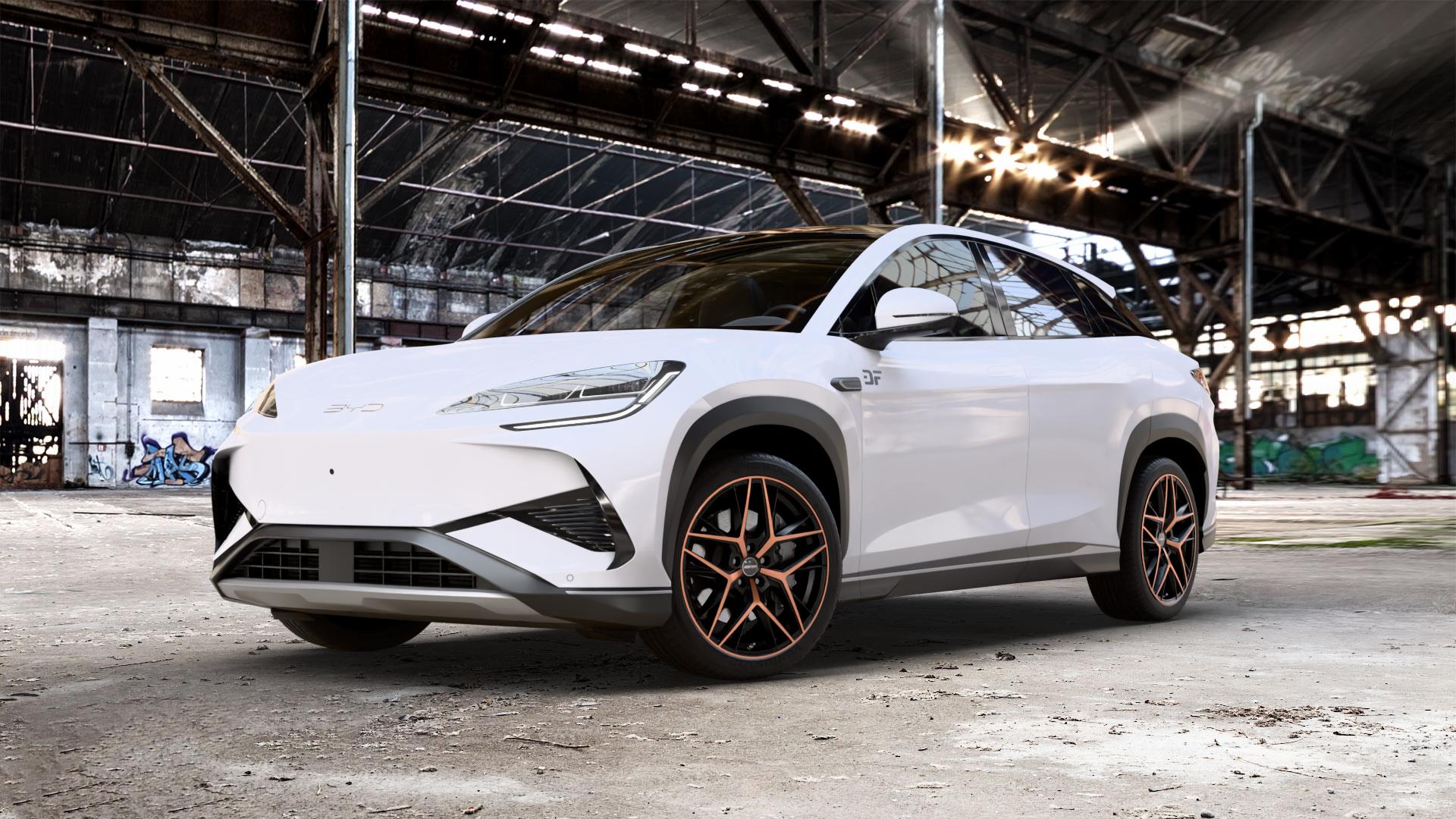 GMP Italia Lunica Luci di Portofino Felge mit Reifen schwarz bronze in 20Zoll Alufelge auf weissem BYD Sealion 7 0,0l 70kW (95 PS) AWD 145kW (197 ⬇️ mit 15mm Tieferlegung ⬇️ Old Industrial Hall_max_5300mm_2024 Frontansicht_1