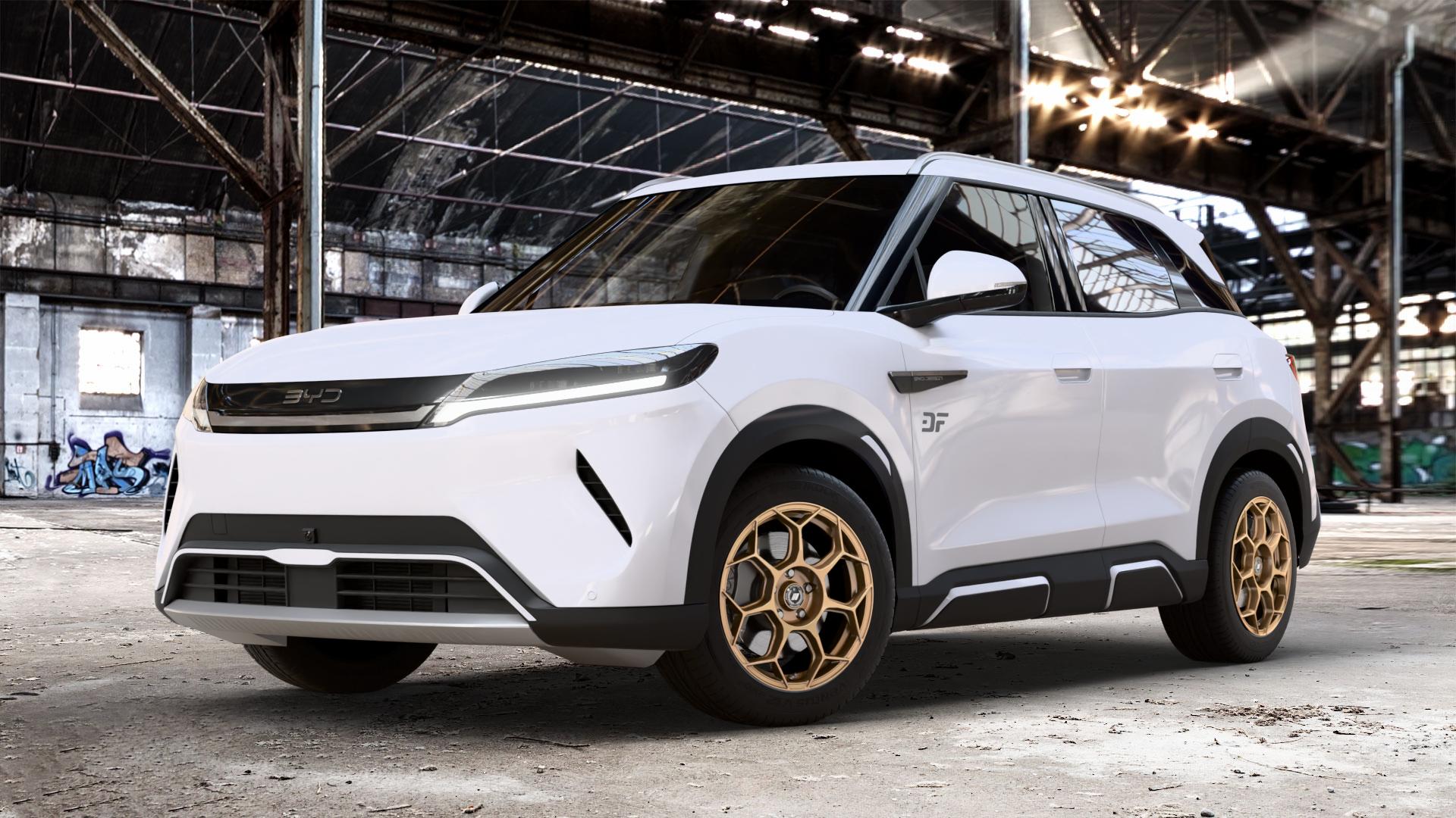 GMP Italia Raceway Oro Corsa Felge mit Reifen gold in 17Zoll Winterfelge Alufelge auf weissem BYD Atto 2 Typ SC3E 0,0l 65kW (88 PS) ⬇️ mit 15mm Tieferlegung ⬇️ Old Industrial Hall_max_4400mm_2024 Frontansicht_1