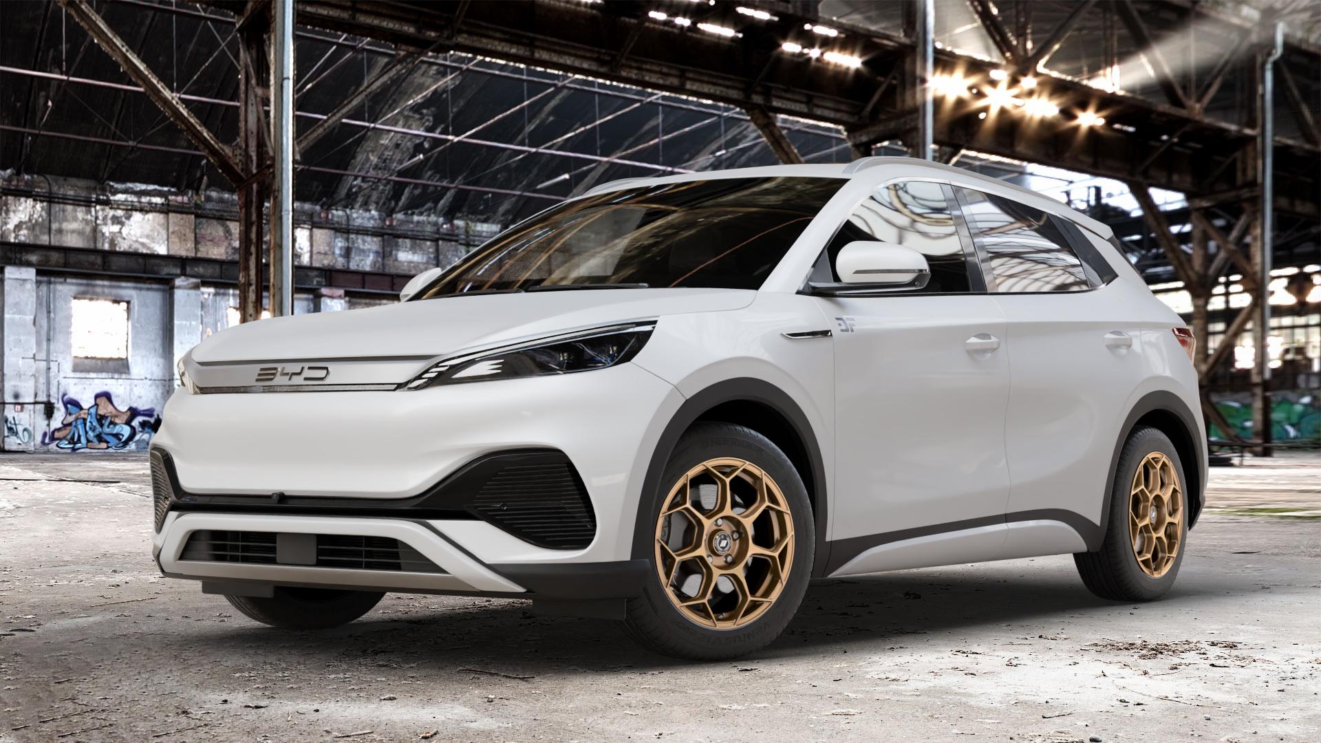 GMP Italia Raceway Oro Corsa Felge mit Reifen gold in 17Zoll Winterfelge Alufelge auf weissem BYD Atto 3 Typ SC2E Evo ⬇️ mit 15mm Tieferlegung ⬇️ Old Industrial Hall_max_4400mm_2024 Frontansicht_1