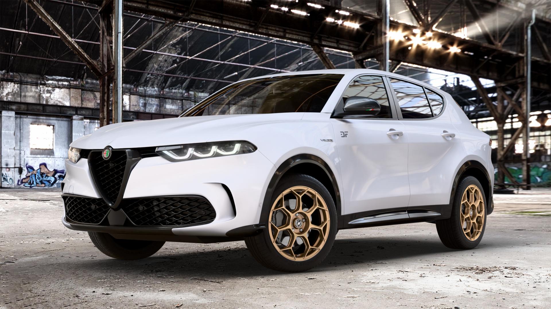 GMP Italia Raceway Oro Corsa Felge mit Reifen gold in 18Zoll Winterfelge Alufelge auf weissem Alfa Romeo Tonale Typ AV1 ⬇️ mit 15mm Tieferlegung ⬇️ Old Industrial Hall_max_4400mm_2024 Frontansicht_1