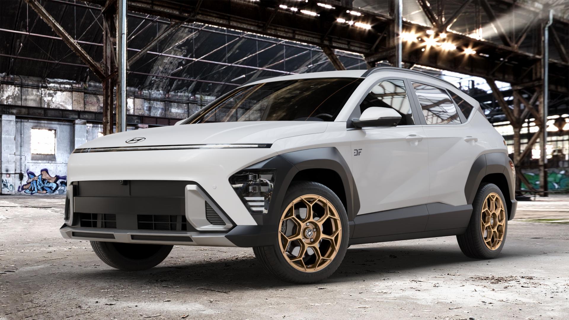 GMP Italia Raceway Oro Corsa Felge mit Reifen gold in 18Zoll Winterfelge Alufelge auf weissem Hyundai Kona Typ SX2 ⬇️ mit 15mm Tieferlegung ⬇️ Old Industrial Hall_max_4400mm_2024 Frontansicht_1