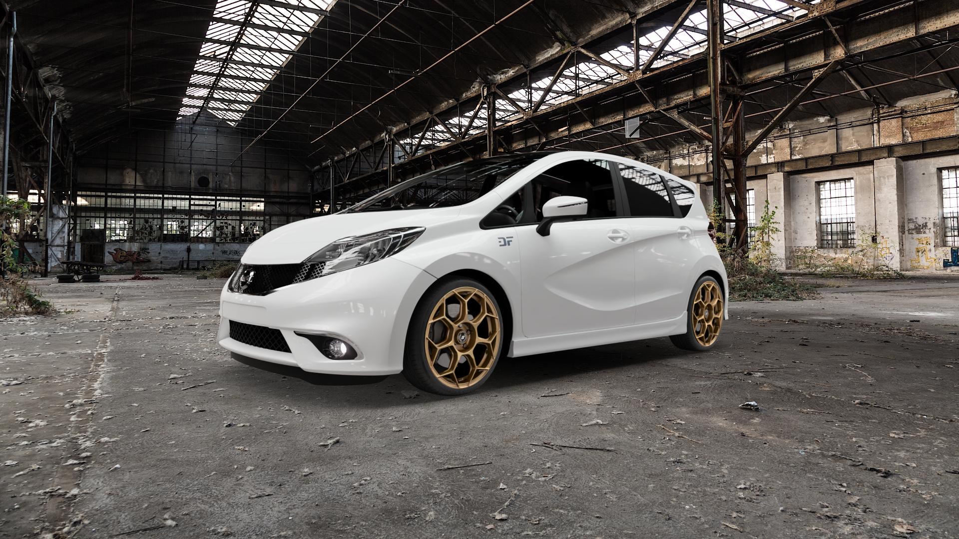 GMP Italia Raceway Oro Corsa Felge mit Reifen gold in 18Zoll Winterfelge Alufelge auf weissem Nissan Note Typ E12 ⬇️ mit 15mm Tieferlegung ⬇️ Old Industrial Hall_max5000mm_2022 Frontansicht_1