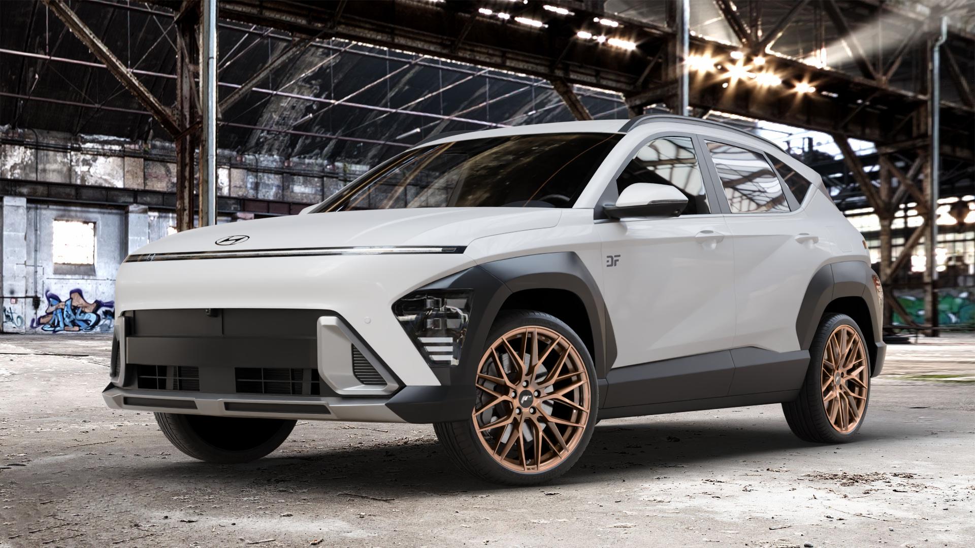 Japan Racing Wheels JR28 Platinum Bronze Felge mit Reifen grau in 20Zoll Winterfelge Alufelge auf weissem Hyundai Kona Typ SX2 ⬇️ mit 15mm Tieferlegung ⬇️ Old Industrial Hall_max_4400mm_2024 Frontansicht_1