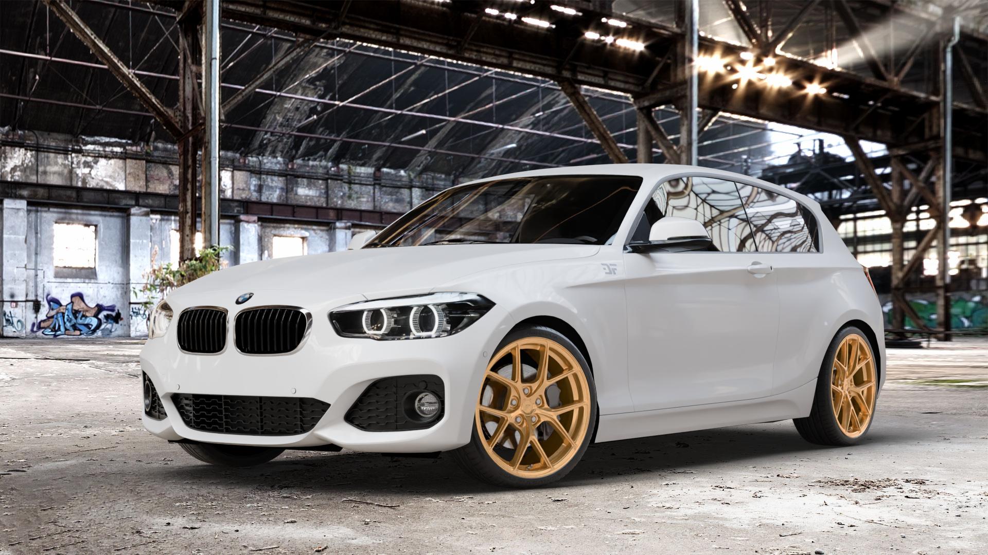 Japan Racing Wheels SL-01 Gold Felge mit Reifen in 19Zoll Winterfelge Alufelge auf weissem BMW 1 M135i Typ F20 F21 xDrive M140i Facelift 1er Fünftürer (1K4) ⬇️ mit 15mm Tieferlegung ⬇️ Old Industrial Hall_max_4400mm_2024 Frontansicht_1