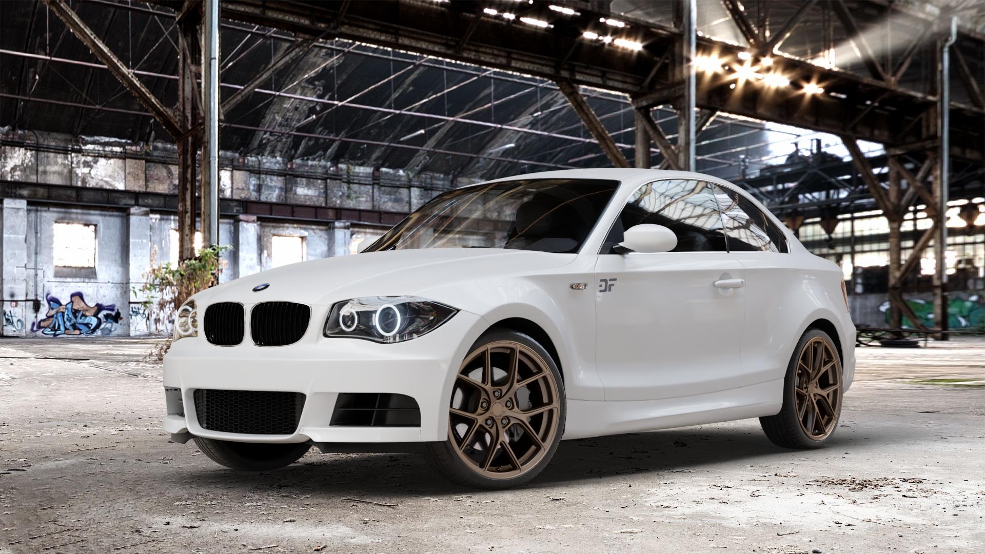 Japan Racing Wheels SL-01 Matt Bronze Felge mit Reifen in 19Zoll Winterfelge Alufelge auf weissem BMW 120d Typ E82 (Coupe) 123d 125i 135i 1M 118d 120i 1er Coupé (182, 1C) ⬇️ mit 15mm Tieferlegung ⬇️ Old Industrial Hall_max_4400mm_2024 Frontansicht_1