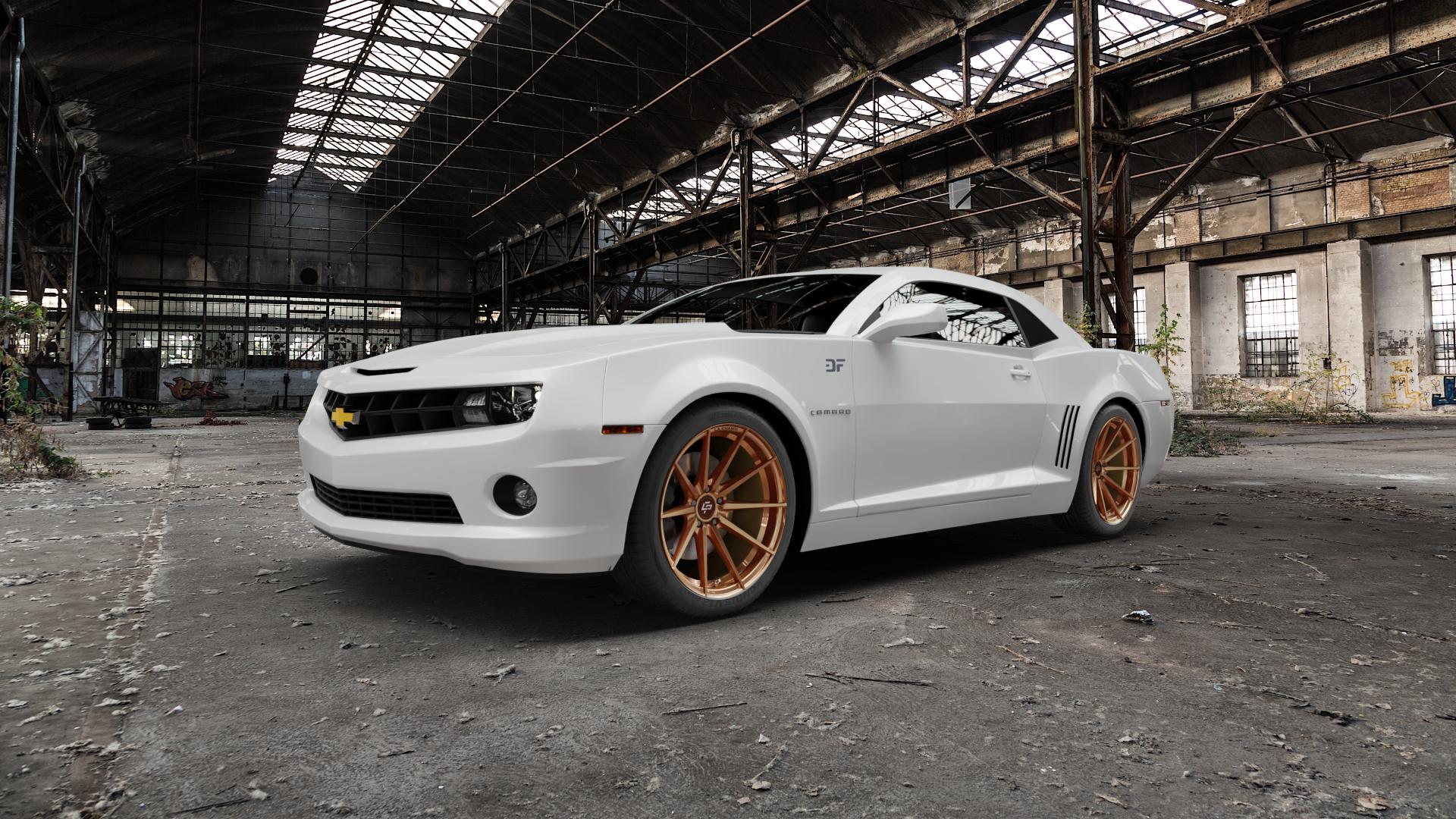 La Chanti Performance LC-P10 Glossy Brushed Bronze Felge mit Reifen in 20Zoll Alufelge auf weissem Chevrolet Camaro V ⬇️ mit 15mm Tieferlegung ⬇️ Old Industrial Hall_max5000mm_2022 Frontansicht_1