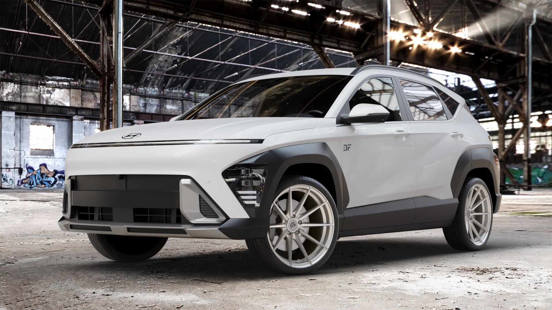 La Chanti Performance LC-P10 Machined Silver Felge mit Reifen silber in 20Zoll Alufelge auf weissem Hyundai Kona Typ SX2 ⬇️ mit 15mm Tieferlegung ⬇️ Old Industrial Hall_max_4400mm_2024 Frontansicht_1