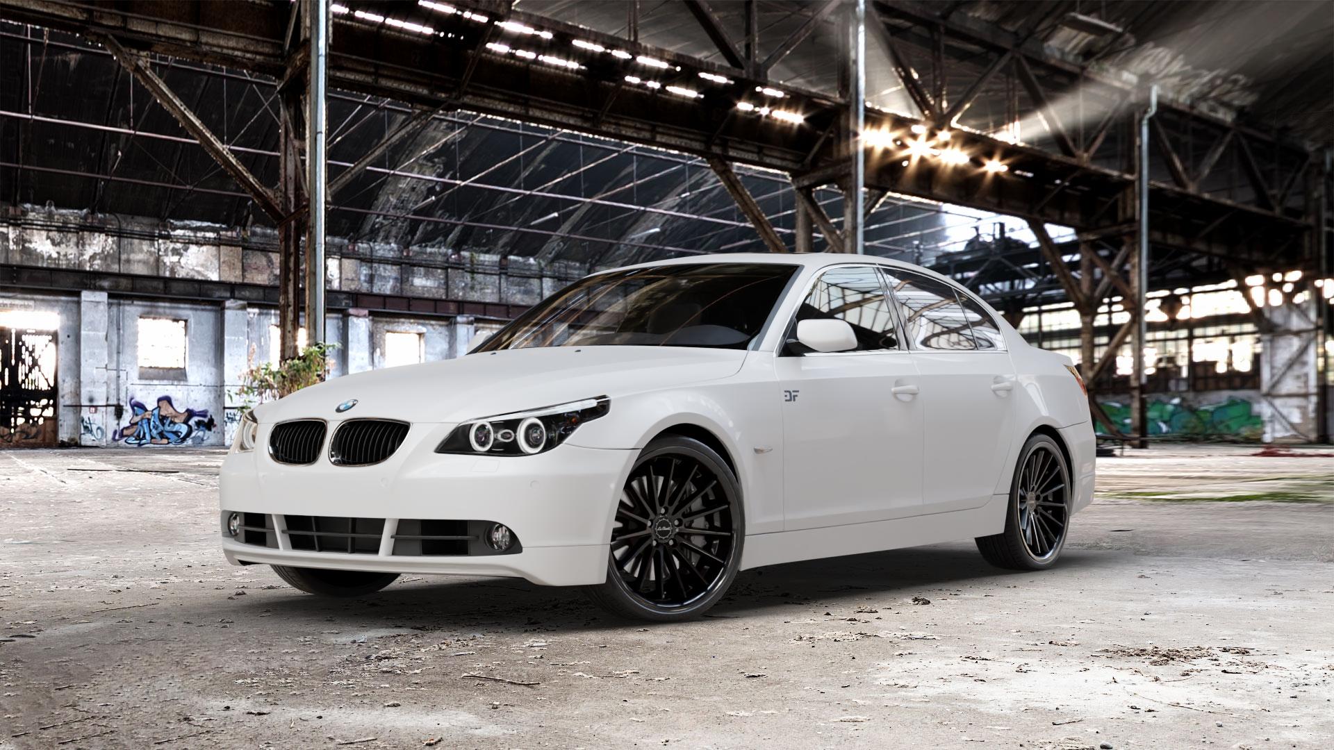 La Chanti Performance LC-P12 Glossy Black Felge mit Reifen schwarz in 20Zoll Winterfelge Alufelge auf weissem BMW 520i Typ E60 (Limousine) 525i 530i 530d 525d M5 535d 545i 523i 540i 550i 520d 525xd 530xd 530xi 525xi 5er Limousine (560L, 560X) ⬇️ mit 15mm Tieferlegung ⬇️ Old Industrial Hall_max_5300mm_2024 Frontansicht_1