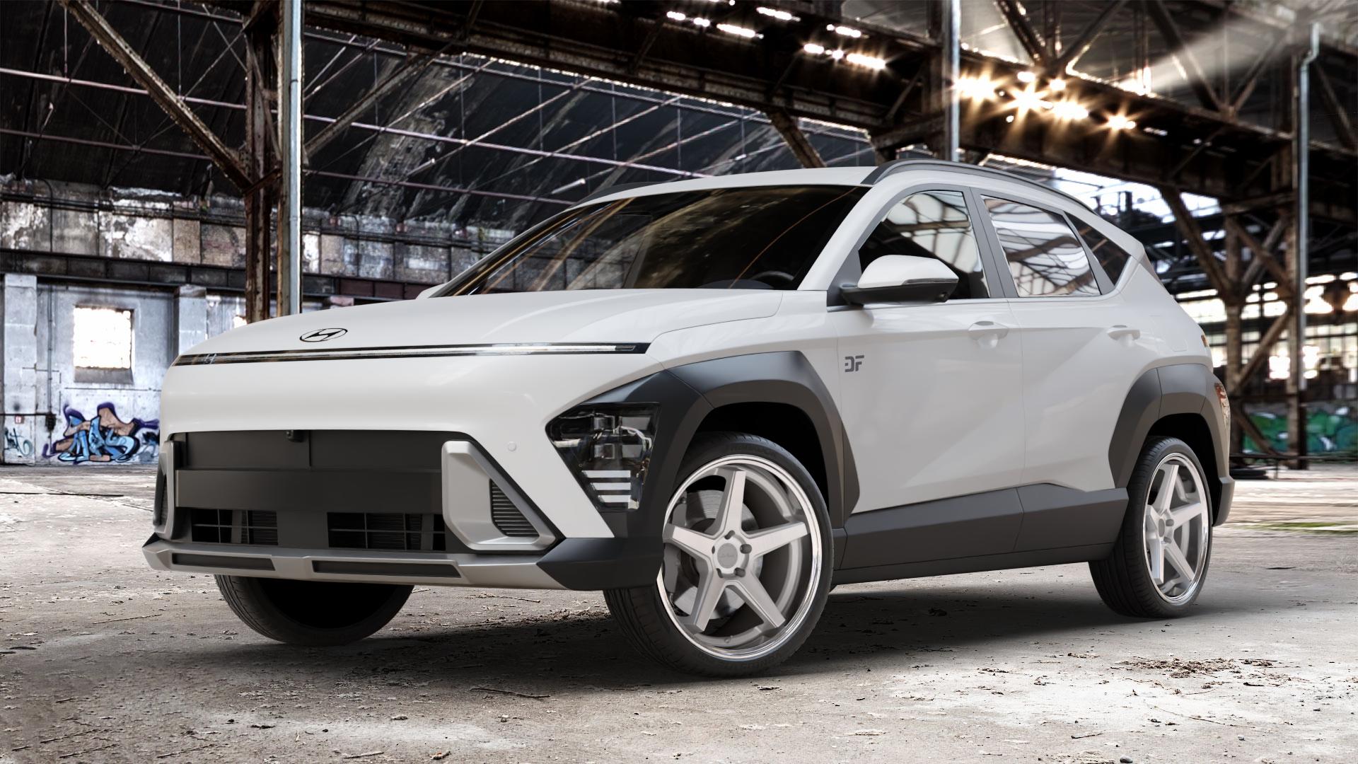 La Chanti Performance LC-P13 Machined Silver / Chrome Lip Felge mit Reifen silber in 20Zoll Alufelge auf weissem Hyundai Kona Typ SX2 ⬇️ mit 15mm Tieferlegung ⬇️ Old Industrial Hall_max_4400mm_2024 Frontansicht_1
